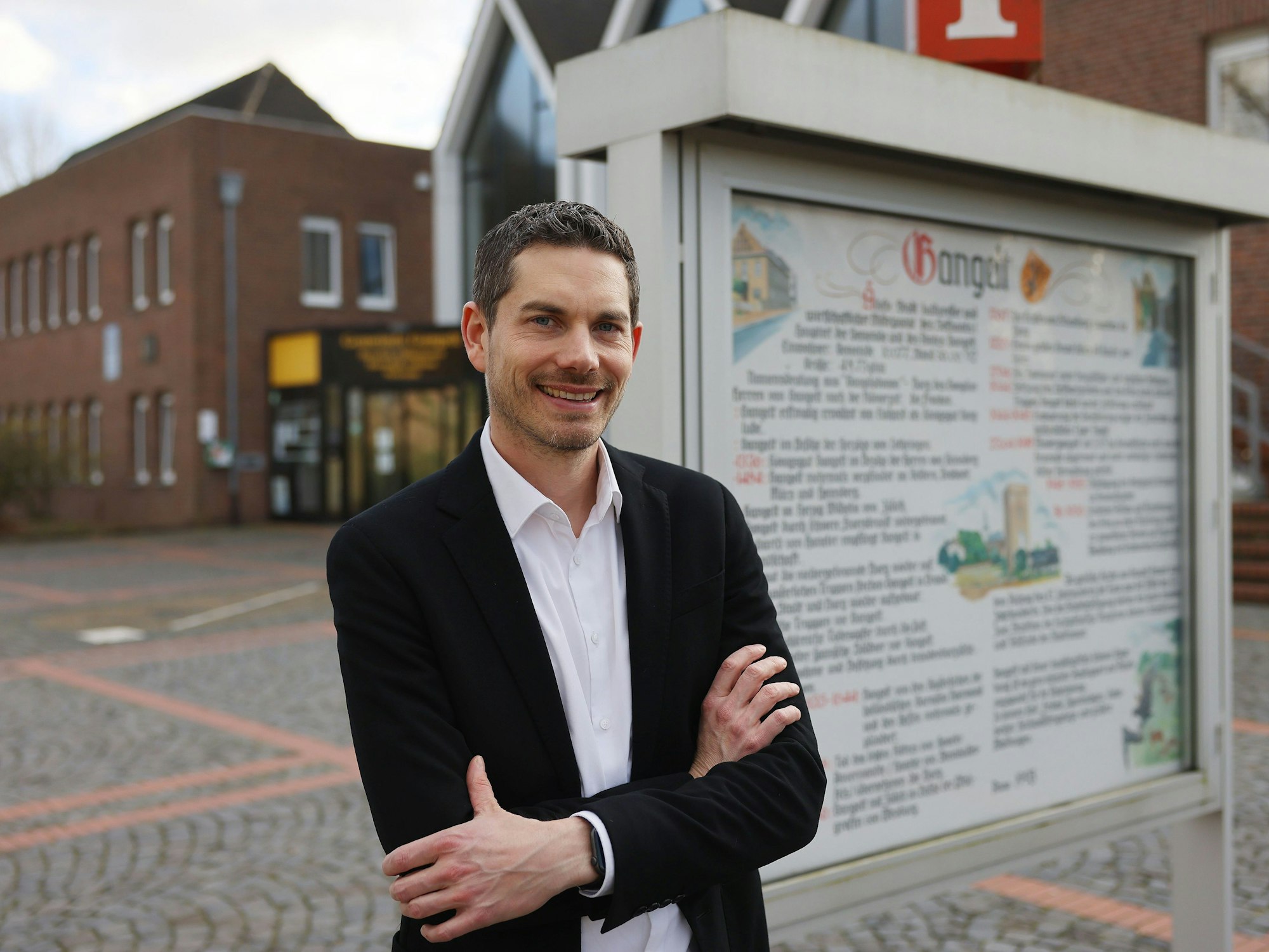 Gangelt: Bürgermeister Guido Willems steht vor dem Rathaus.