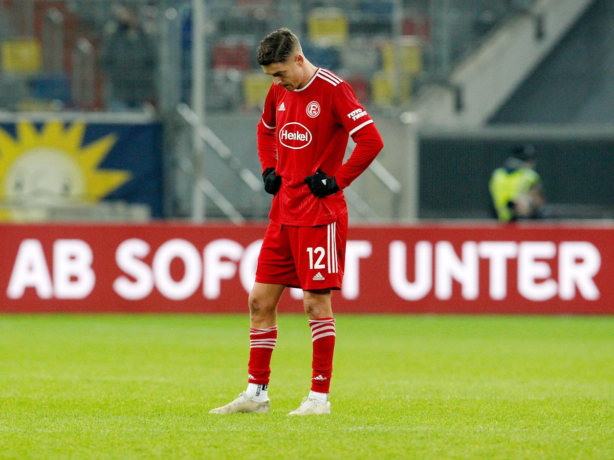 Der Düsseldorfer Kristoffer Peterson lässt den Kopf hängen, hier am 17. Dezember 2021.