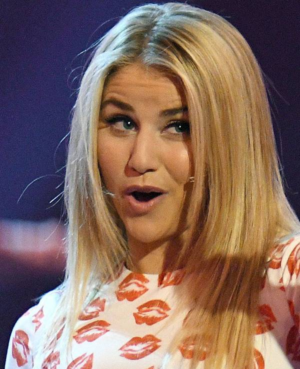 Die Sängerin Beatrice Egli steht bei der ARD Show „Schlagerboom 2017“ auf der Bühne.
