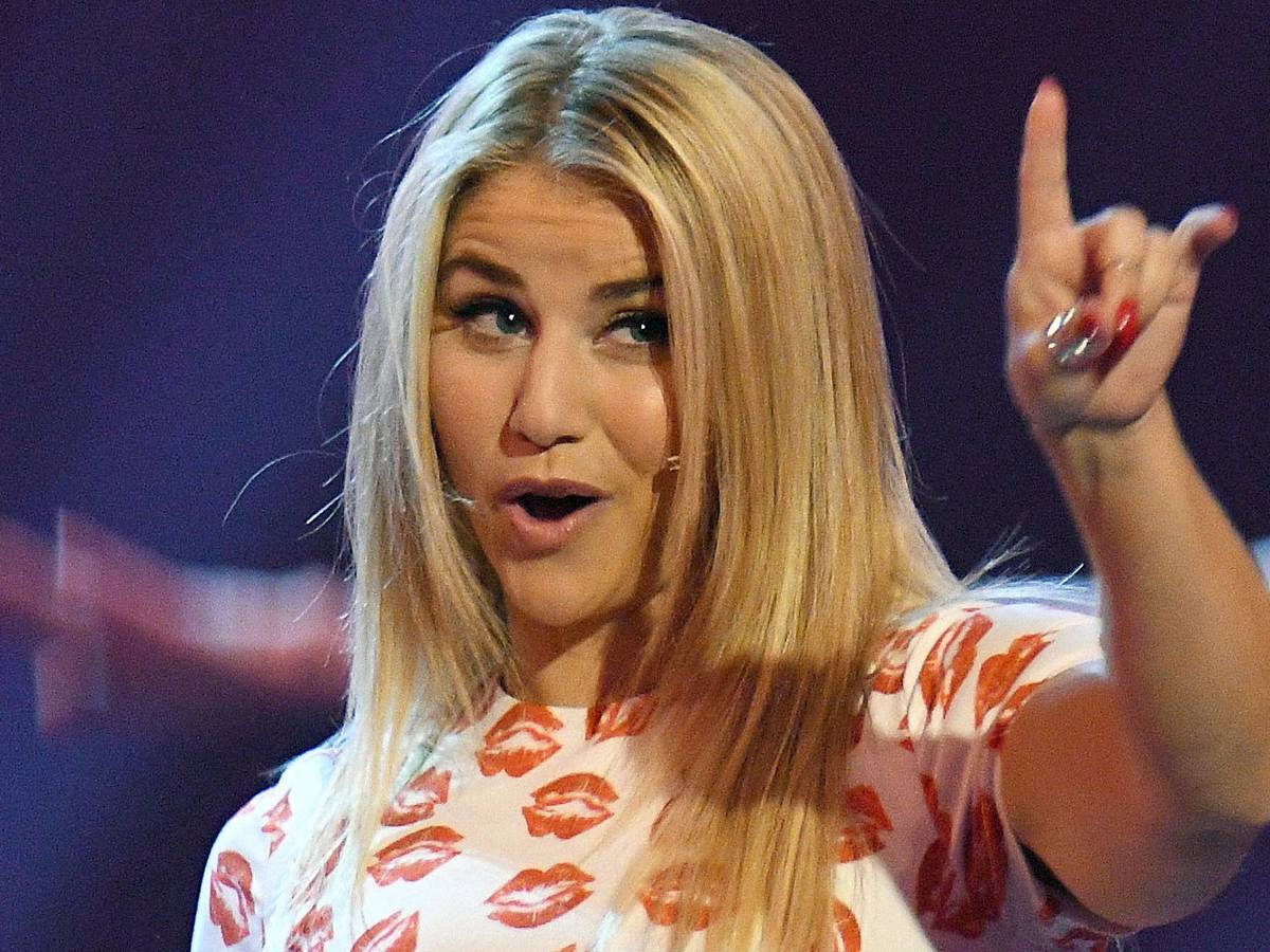 Die Sängerin Beatrice Egli steht bei der ARD Show "Schlagerboom 2017" auf der Bühne.