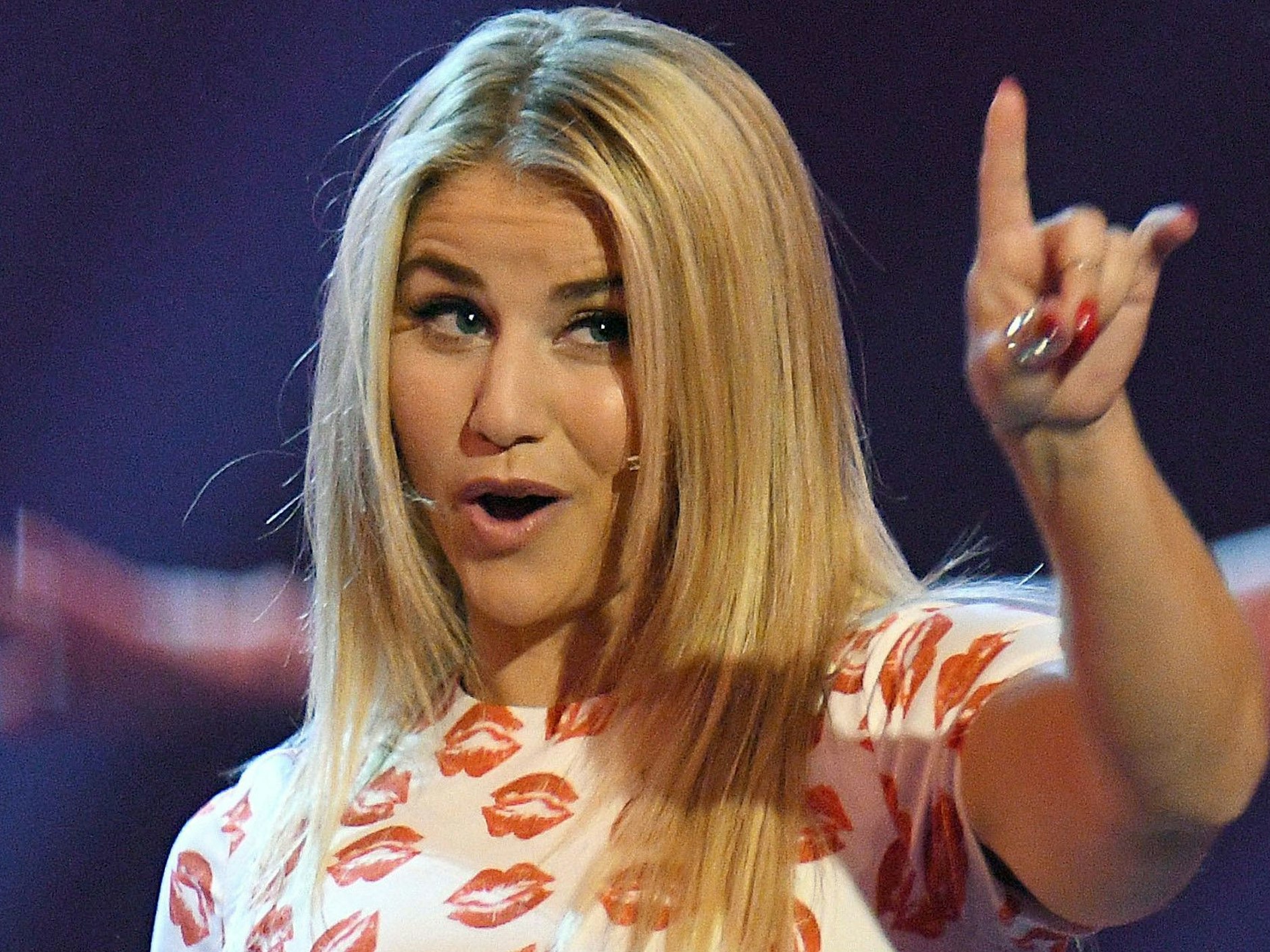 Sängerin Beatrice Egli, hier bei einem Auftritt in der ARD-Show „Schlagerboom 2017“, sorgte jetzt mit einem Instagram-Post für eine faustdicke Überraschung.