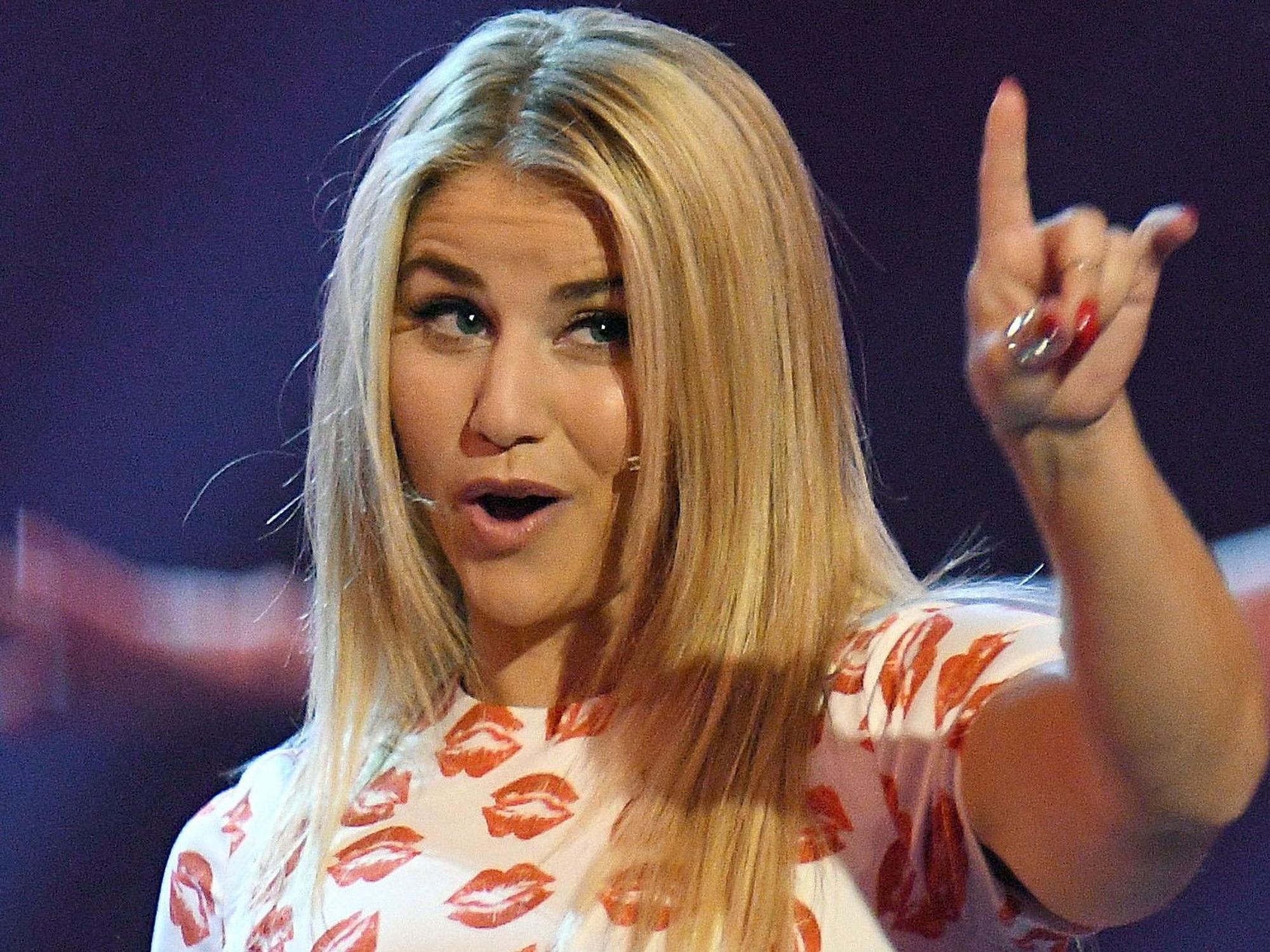 Sängerin Beatrice Egli, hier bei einem Auftritt in der ARD-Show „Schlagerboom 2017“, sorgte jetzt mit einem Instagram-Post für eine faustdicke Überraschung.