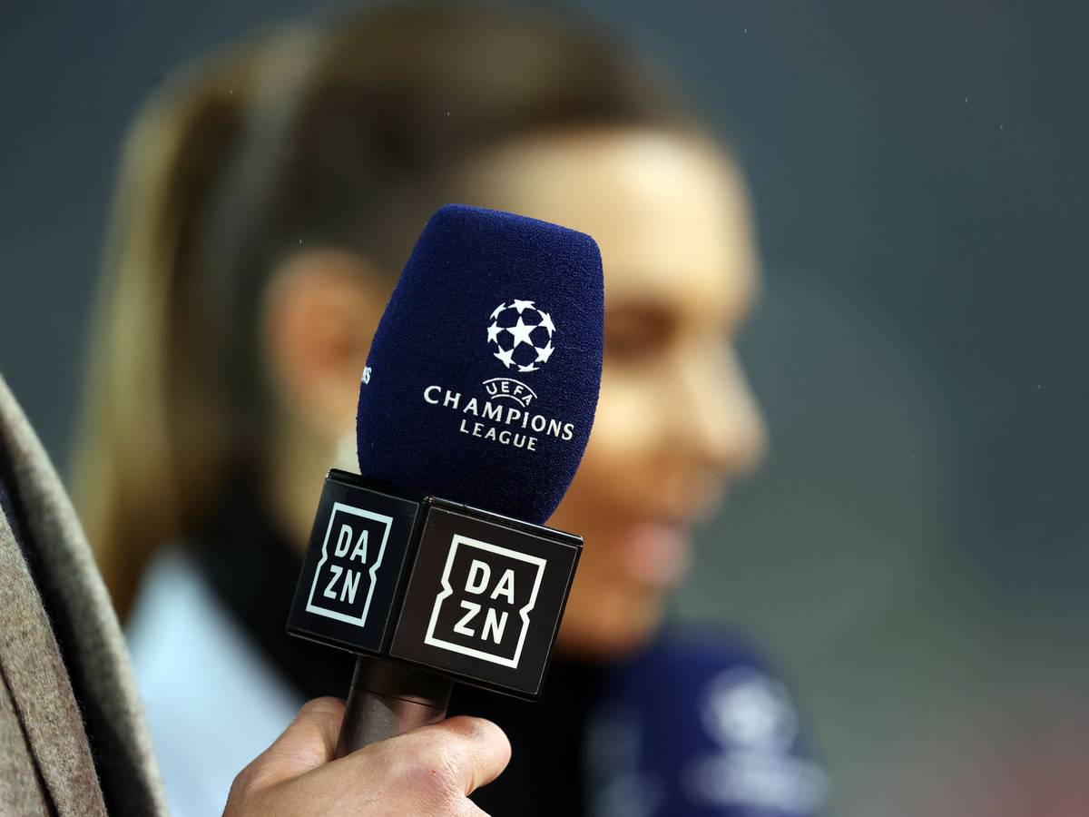 Ein Mikrofon mit den Logos von DAZN und der Champions League bei einer Live-Übertragung.