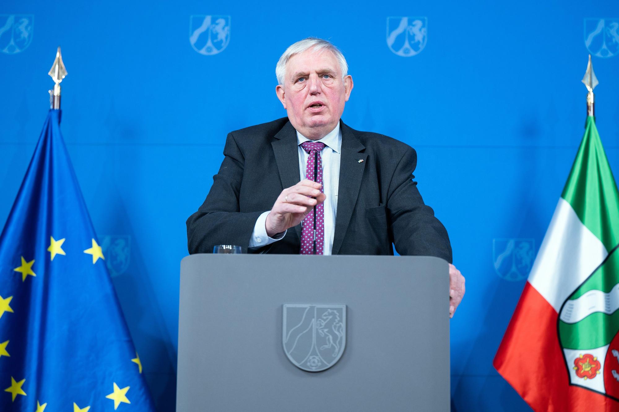 Karl-Josef Laumann steht bei einer Pressekonferenz am Pult.