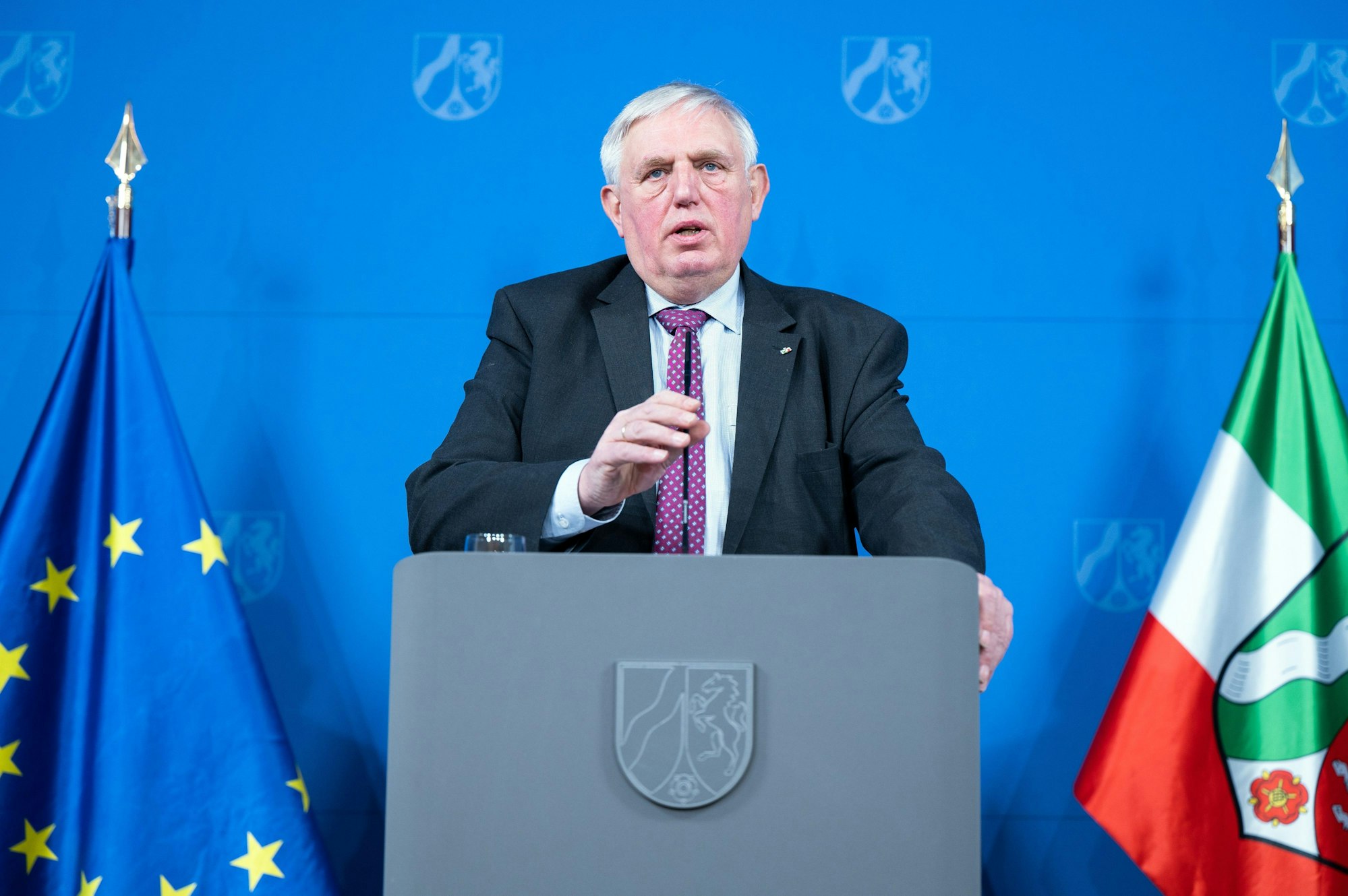 Karl-Josef Laumann steht bei einer Pressekonferenz am Pult.