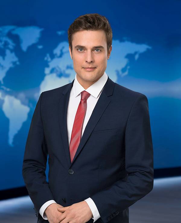 Moderator Constantin Schreiber im Studio der ARD-„Tagesschau“