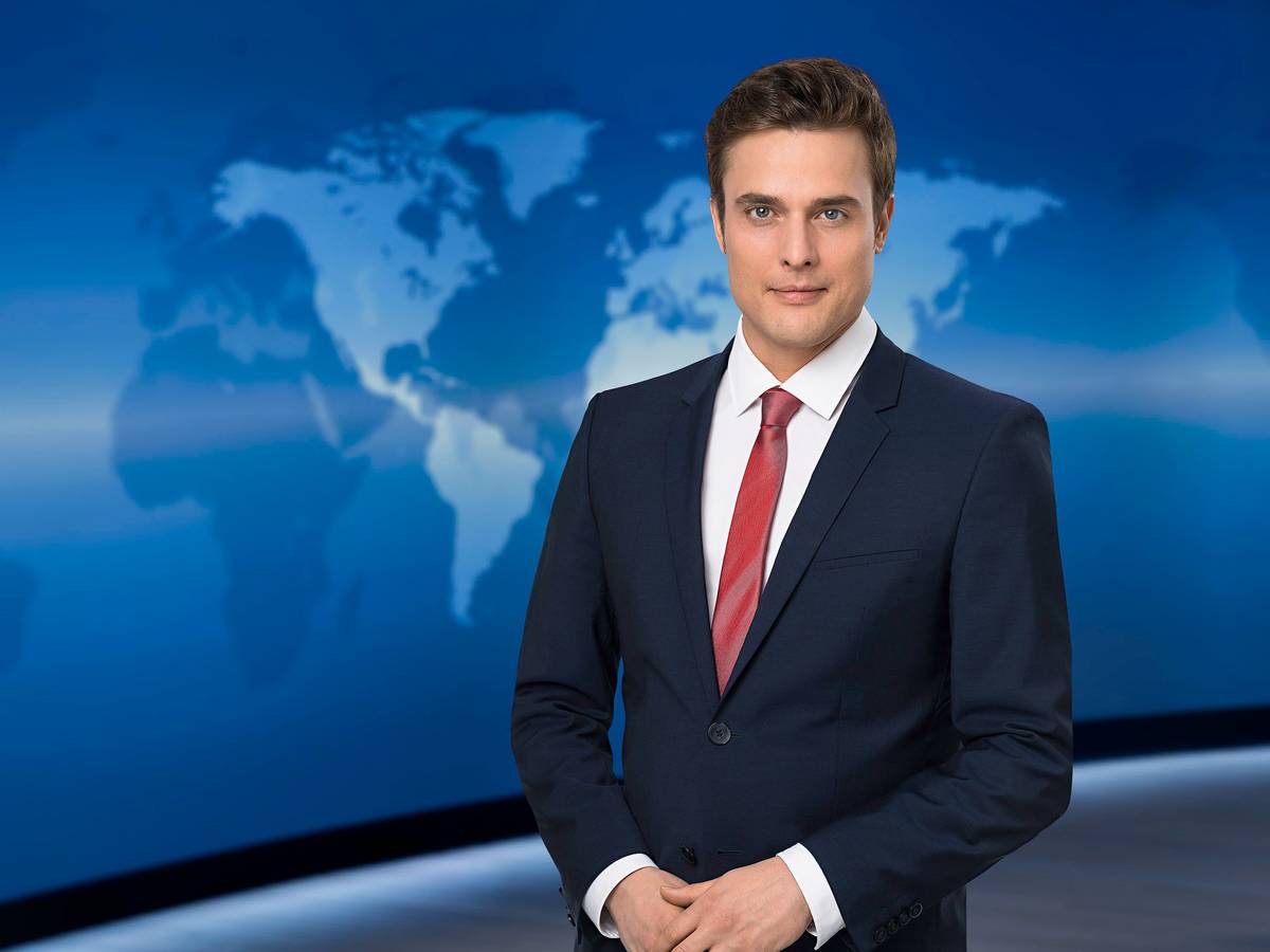 Moderator Constantin Schreiber im Studio der ARD-„Tagesschau“