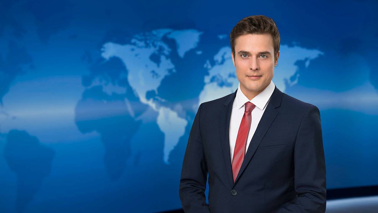 Moderator Constantin Schreiber im Studio der ARD-„Tagesschau“