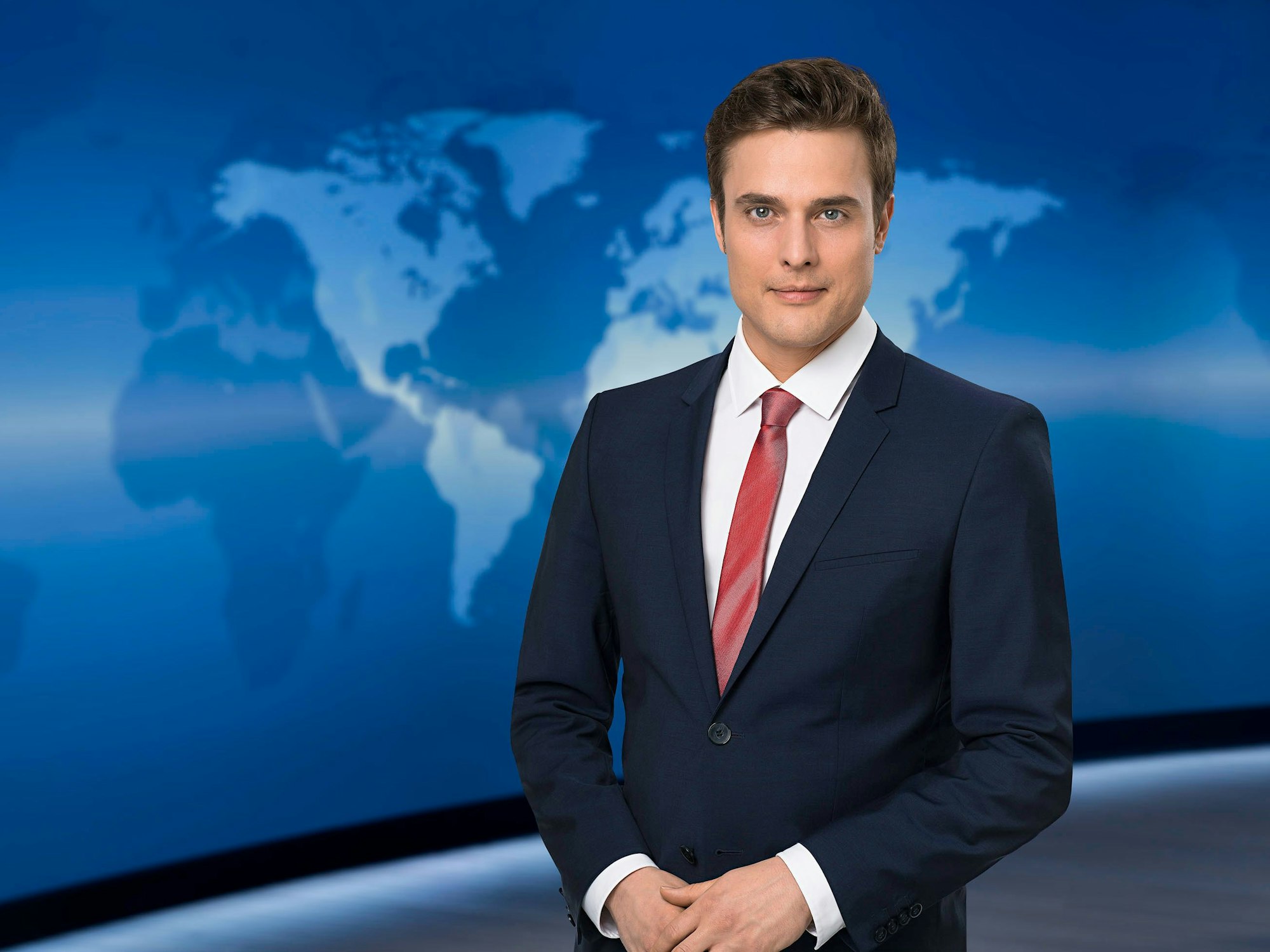 Moderator Constantin Schreiber im Studio der ARD-„Tagesschau“