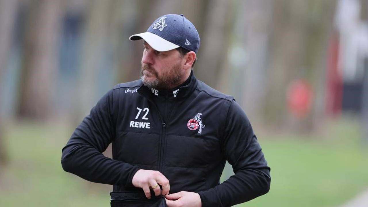 Steffen Baumgart am 9. Februar 2022 auf dem Weg zum Trainingsplatz am Geißbockheim.