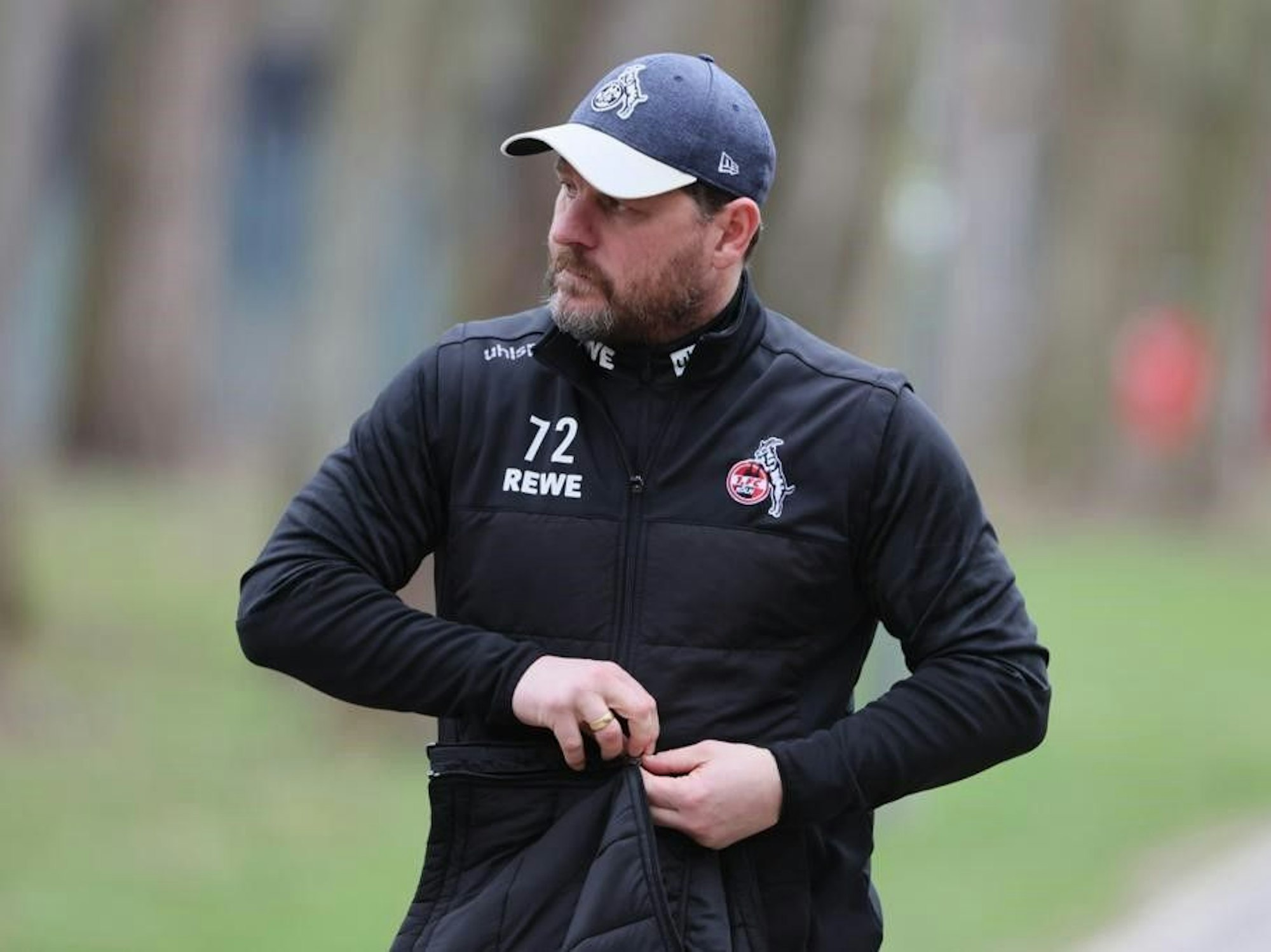 Steffen Baumgart am 9. Februar 2022 auf dem Weg zum Trainingsplatz am Geißbockheim.