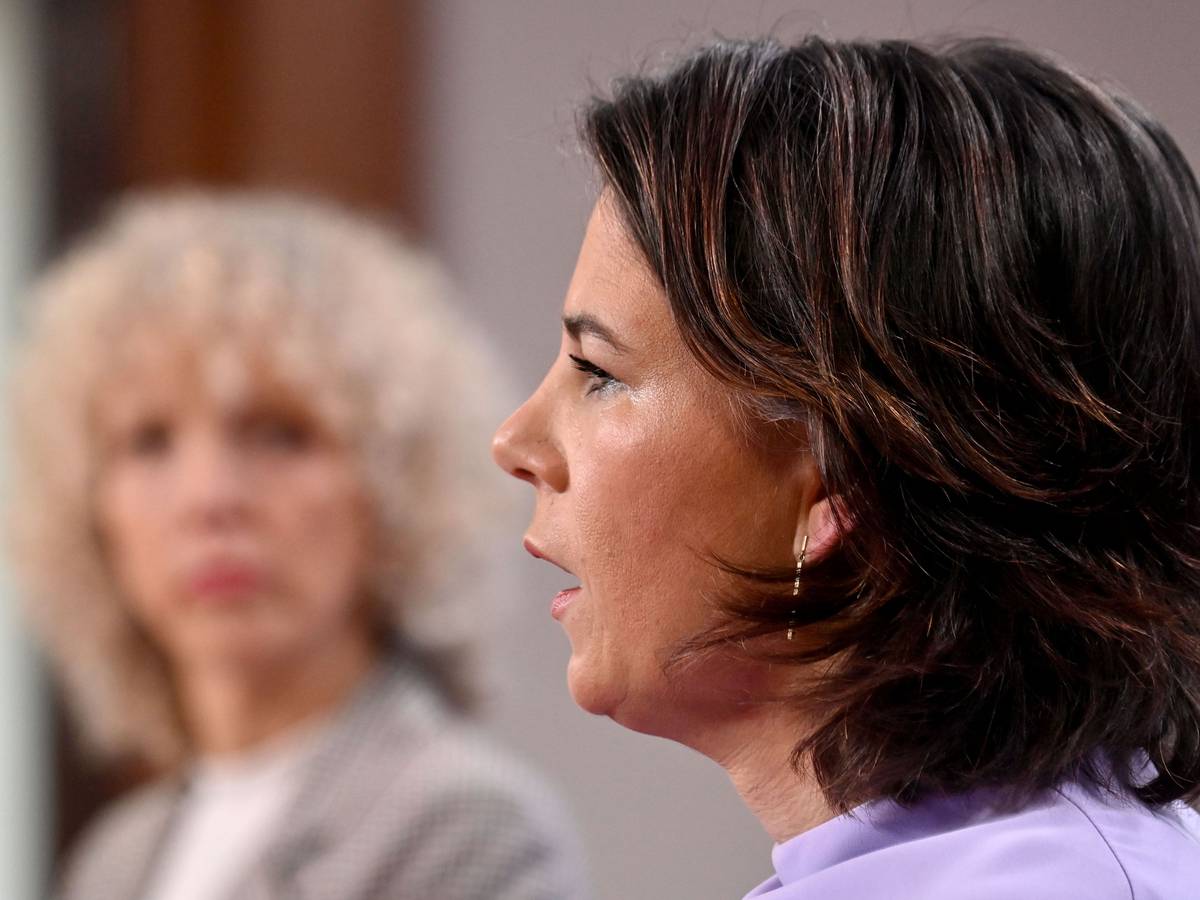 Jennifer Morgan (l), Geschäftsführerin von Greenpeace International, und Außenministerin Annalena Baerbock (Grüne), aufgenommen während einer Pressekonferenz.