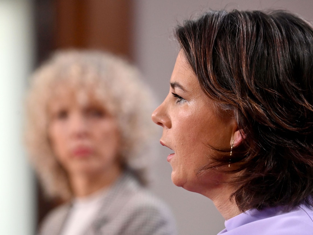 Jennifer Morgan (l), Geschäftsführerin von Greenpeace International, und Außenministerin Annalena Baerbock (Grüne), aufgenommen während einer Pressekonferenz.