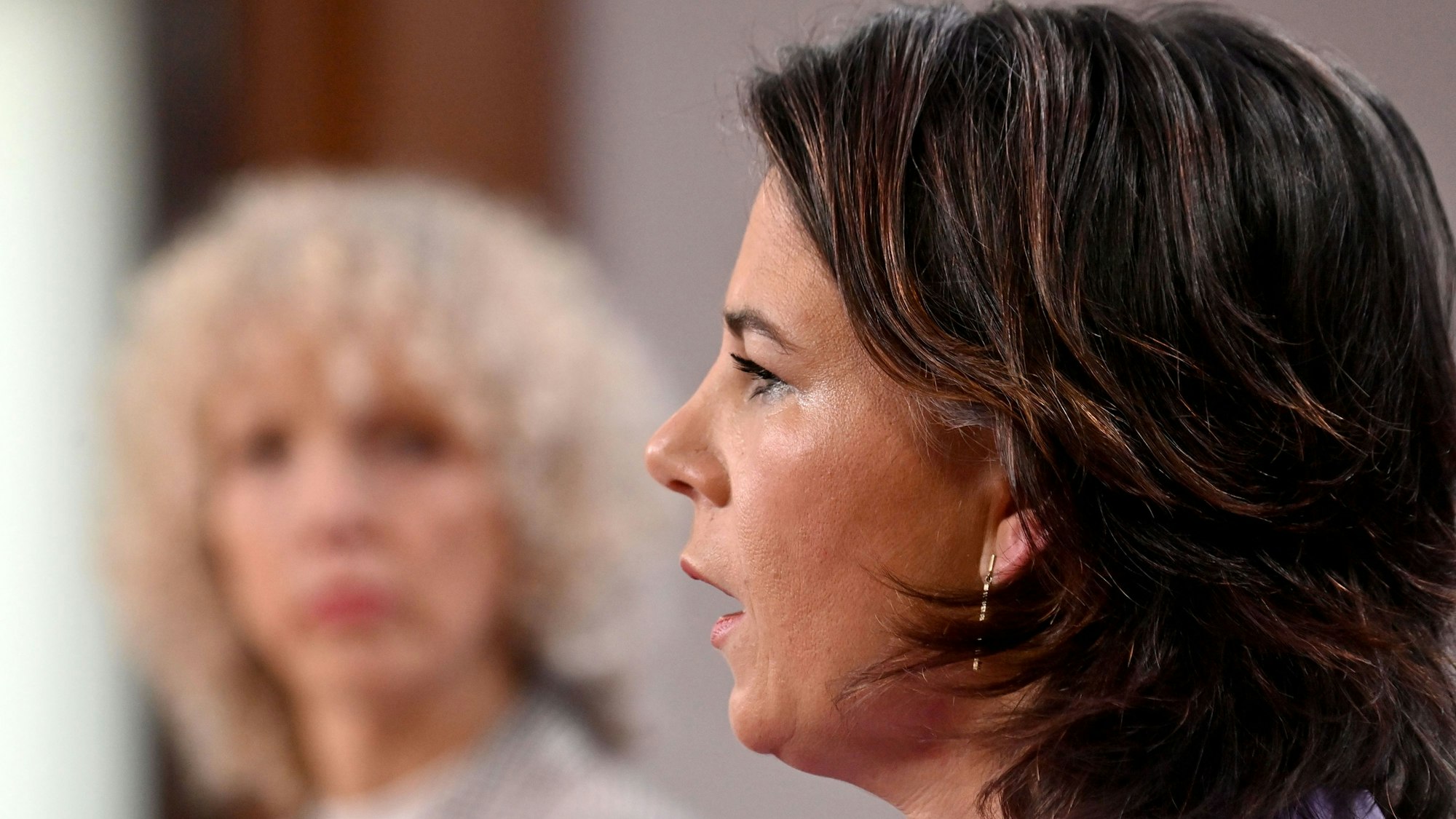 Jennifer Morgan (l), Geschäftsführerin von Greenpeace International, und Außenministerin Annalena Baerbock (Grüne), aufgenommen während einer Pressekonferenz.