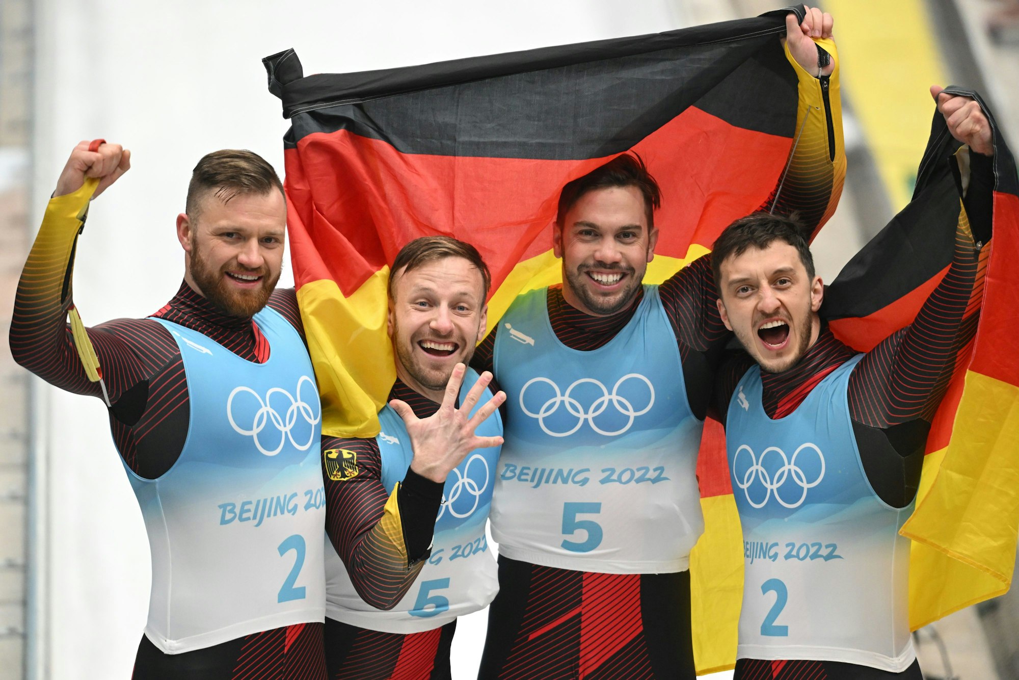 obias Wendl und Tobias Arlt aus Deutschland (5) jubeln nach ihrem Sieg mit den Teamgefährten Toni Eggert und Sascha Benecken.