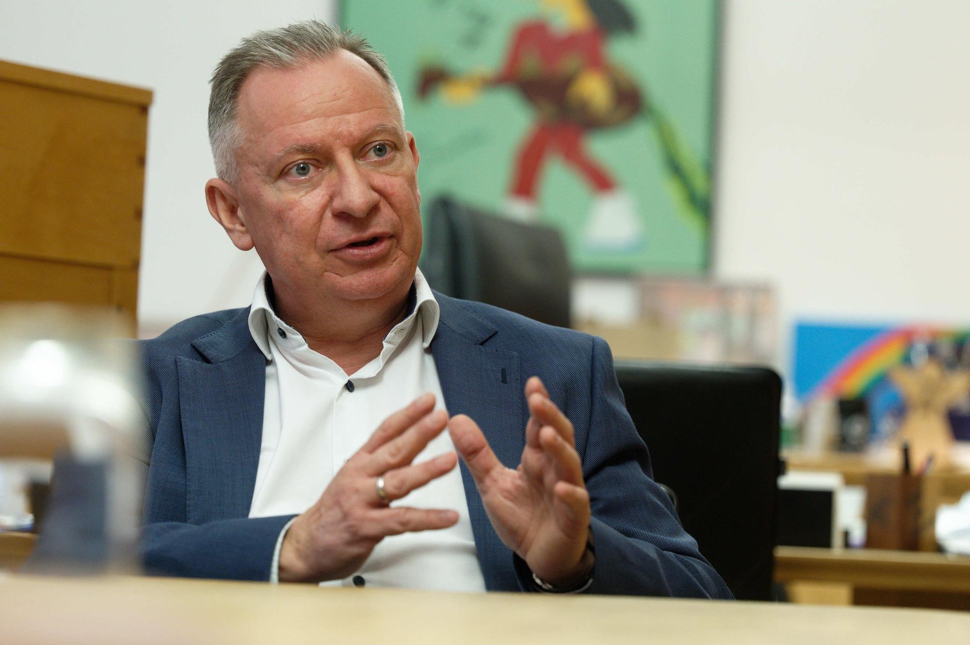 Heinsberg: Stephan Pusch, Landrat im Kreis Heinsberg (CDU), spricht in seinem Büro.