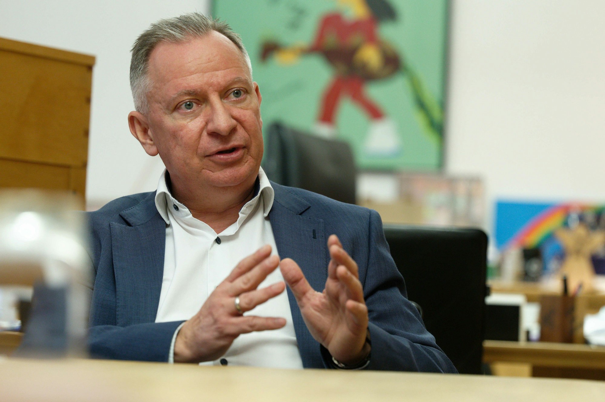 Heinsberg: Stephan Pusch, Landrat im Kreis Heinsberg (CDU), spricht in seinem Büro.