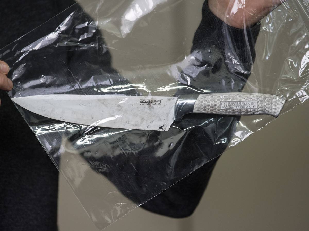 Kriminalhauptkommissar Dirk Sybertz hält eine Plastiktüte mit einem Messer in den Händen, das als Beweisstück sichergestellt wurde.