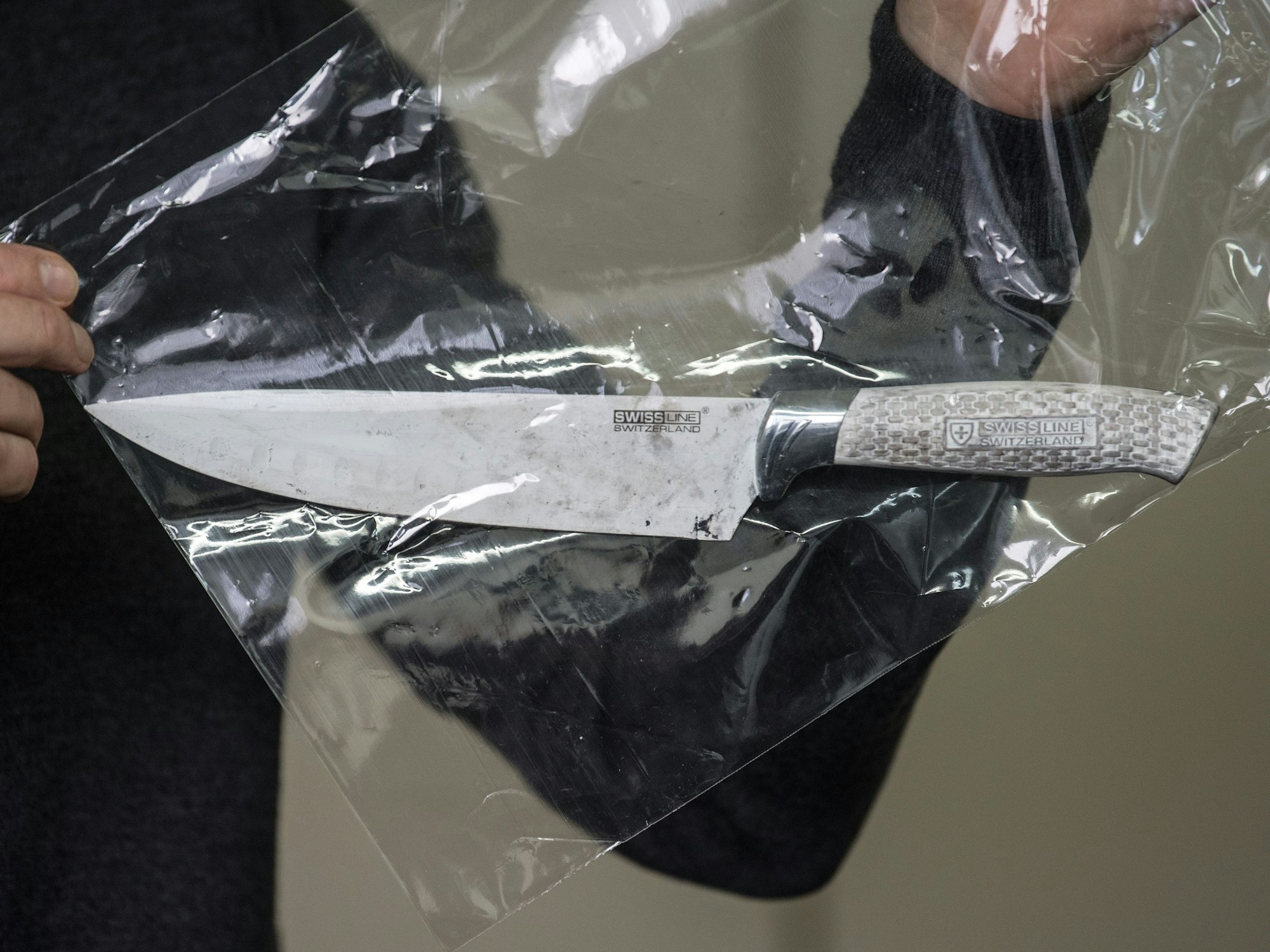 Kriminalhauptkommissar Dirk Sybertz hält eine Plastiktüte mit einem Messer in den Händen, das als Beweisstück sichergestellt wurde.