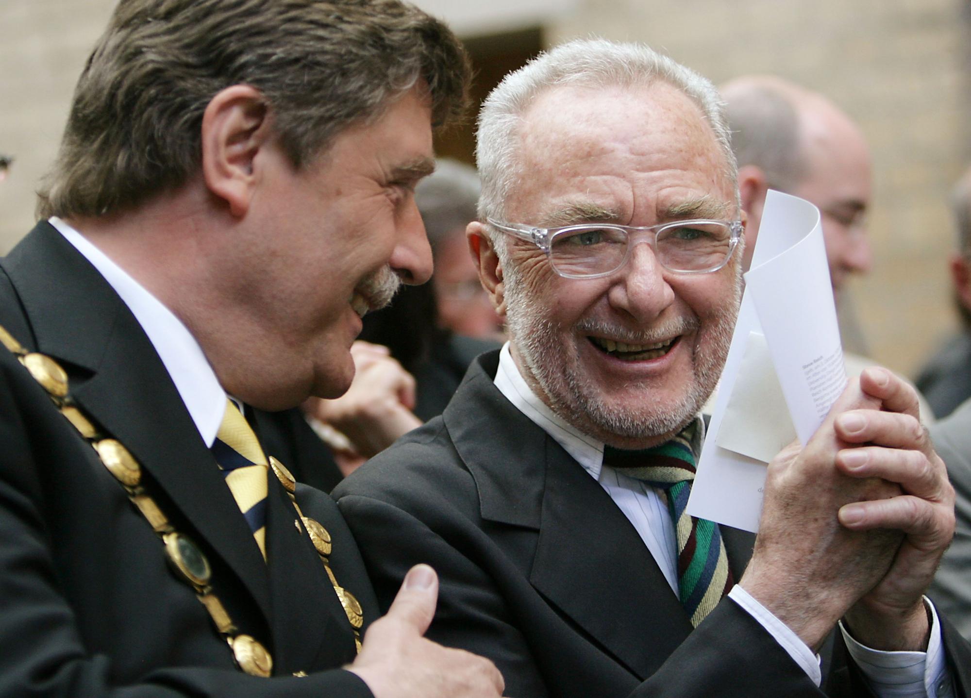 Kölns OB Fritz Schramma spricht mit Künstler Gerhard Richter.