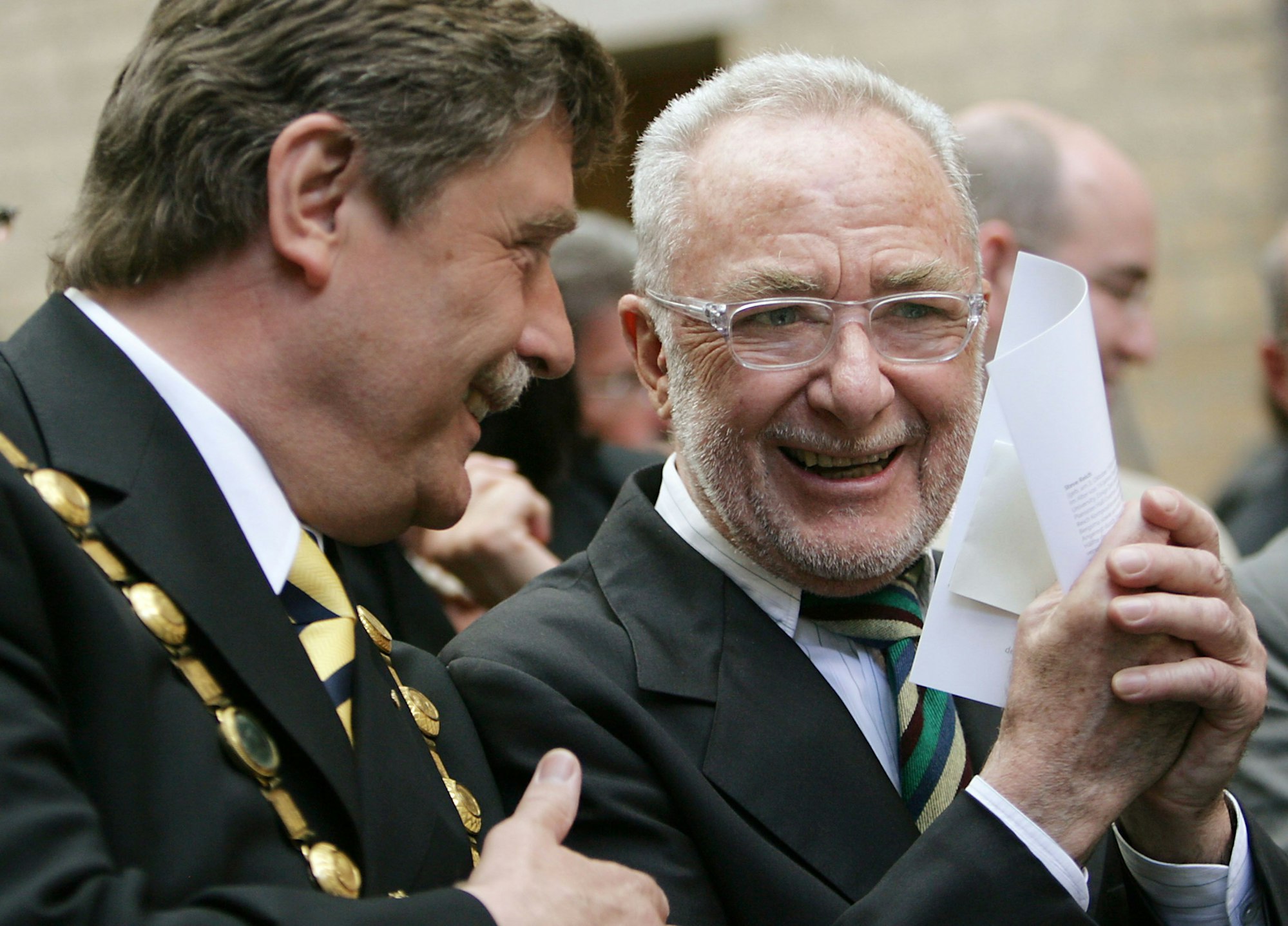 Kölns OB Fritz Schramma spricht mit Künstler Gerhard Richter.