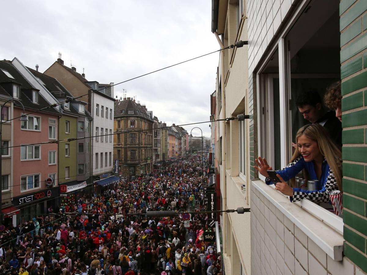 Tausende Menschen an Weiberfastnacht auf der Zülpicher Straße in Köln.