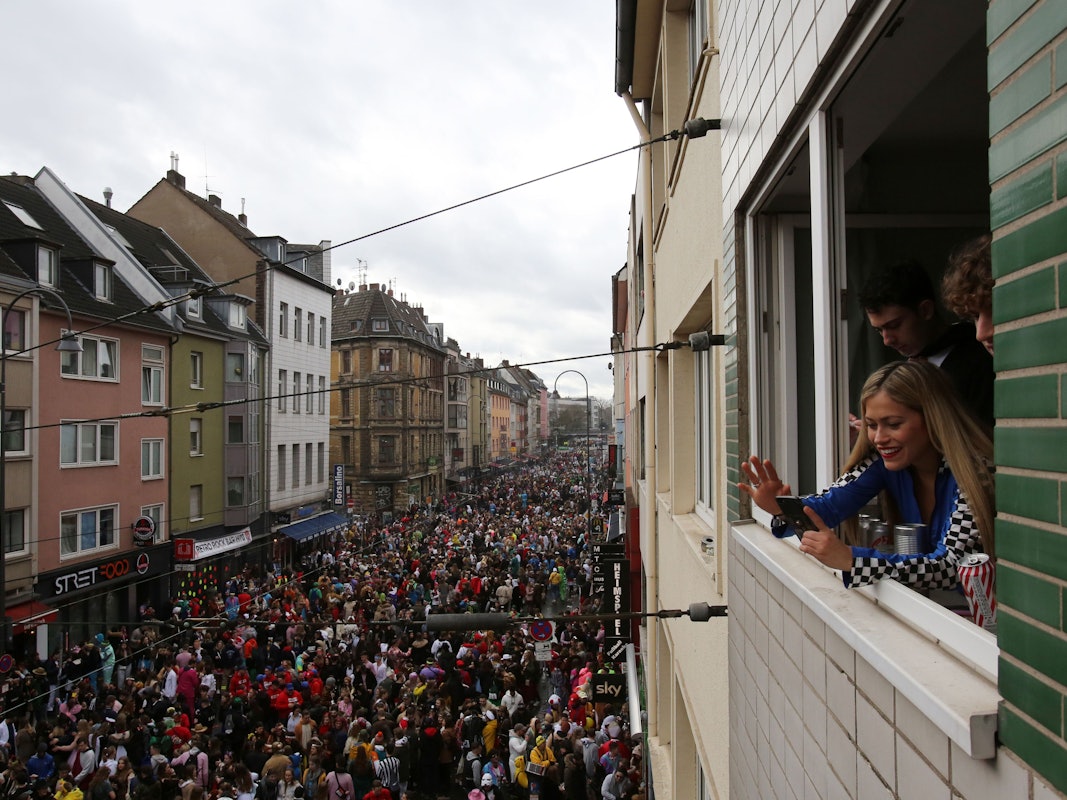 Tausende Menschen an Weiberfastnacht auf der Zülpicher Straße in Köln.