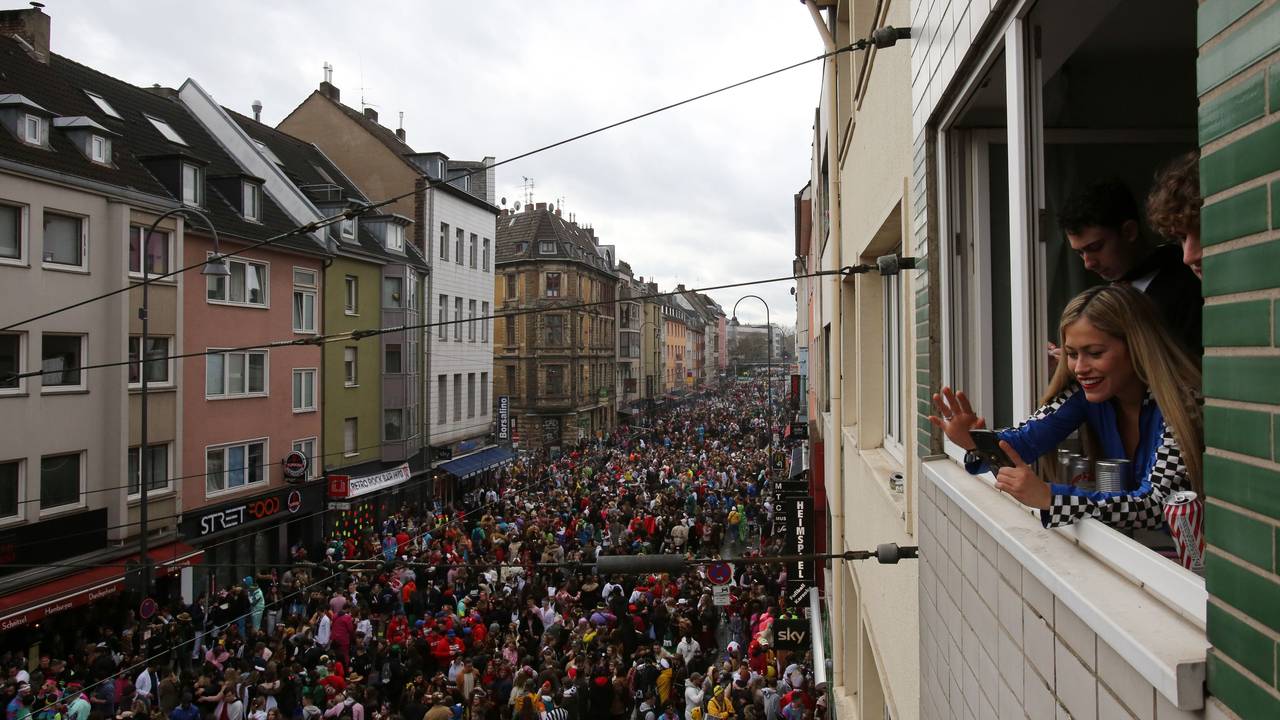 Tausende Menschen an Weiberfastnacht auf der Zülpicher Straße in Köln.