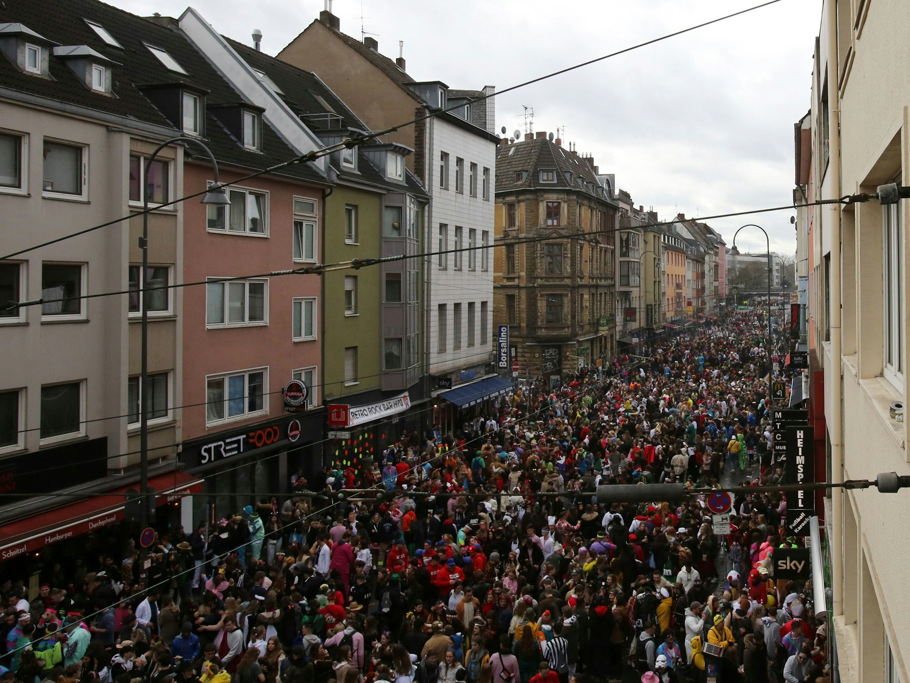 Tausende Menschen an Weiberfastnacht auf der Zülpicher Straße in Köln.