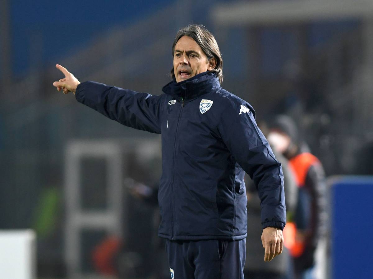 Filippo Inzaghi gestikuliert mit dem Arm im Spiel von Brescia Calcio gegen Monza.