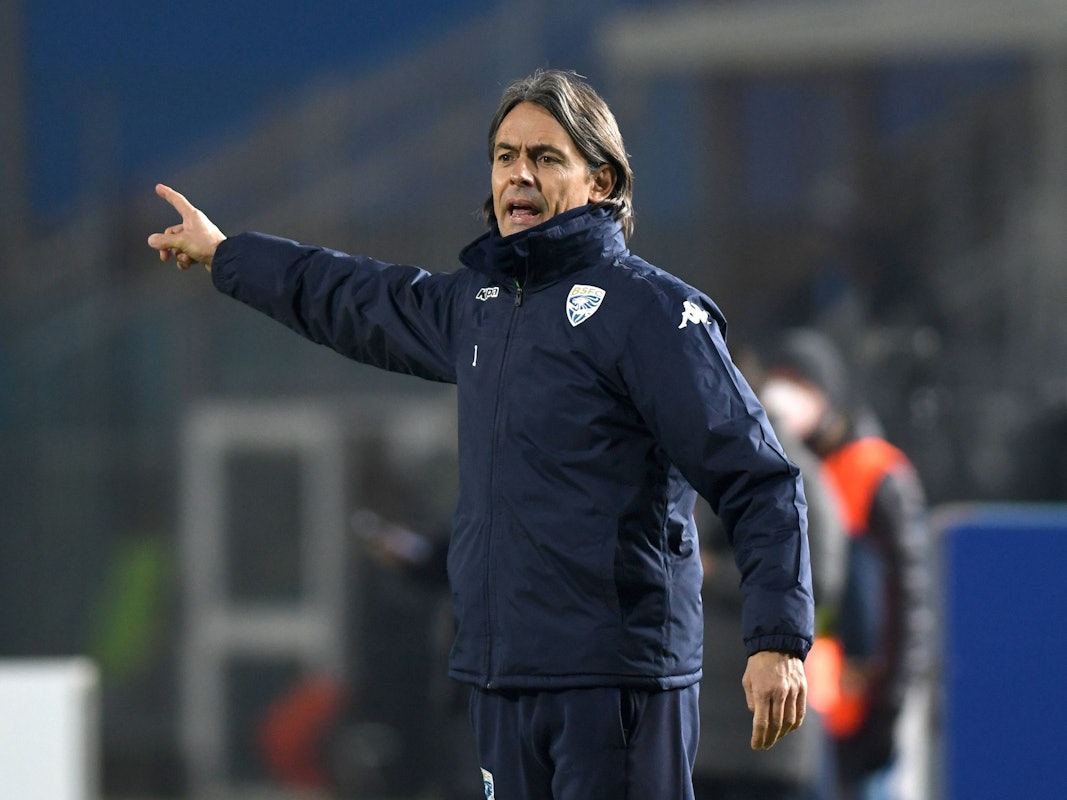 Filippo Inzaghi gestikuliert mit dem Arm im Spiel von Brescia Calcio gegen Monza.