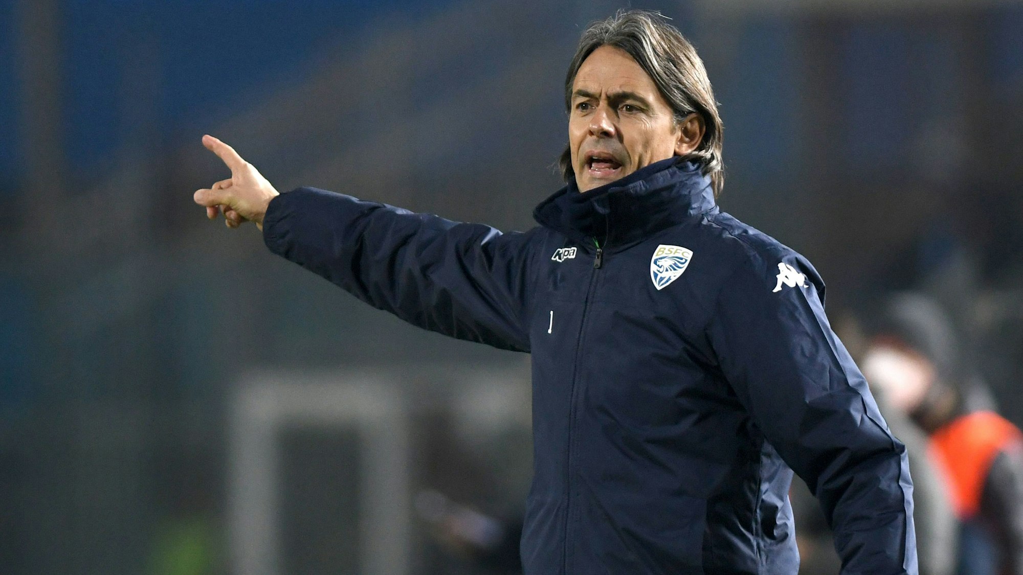 Filippo Inzaghi gestikuliert mit dem Arm im Spiel von Brescia Calcio gegen Monza.
