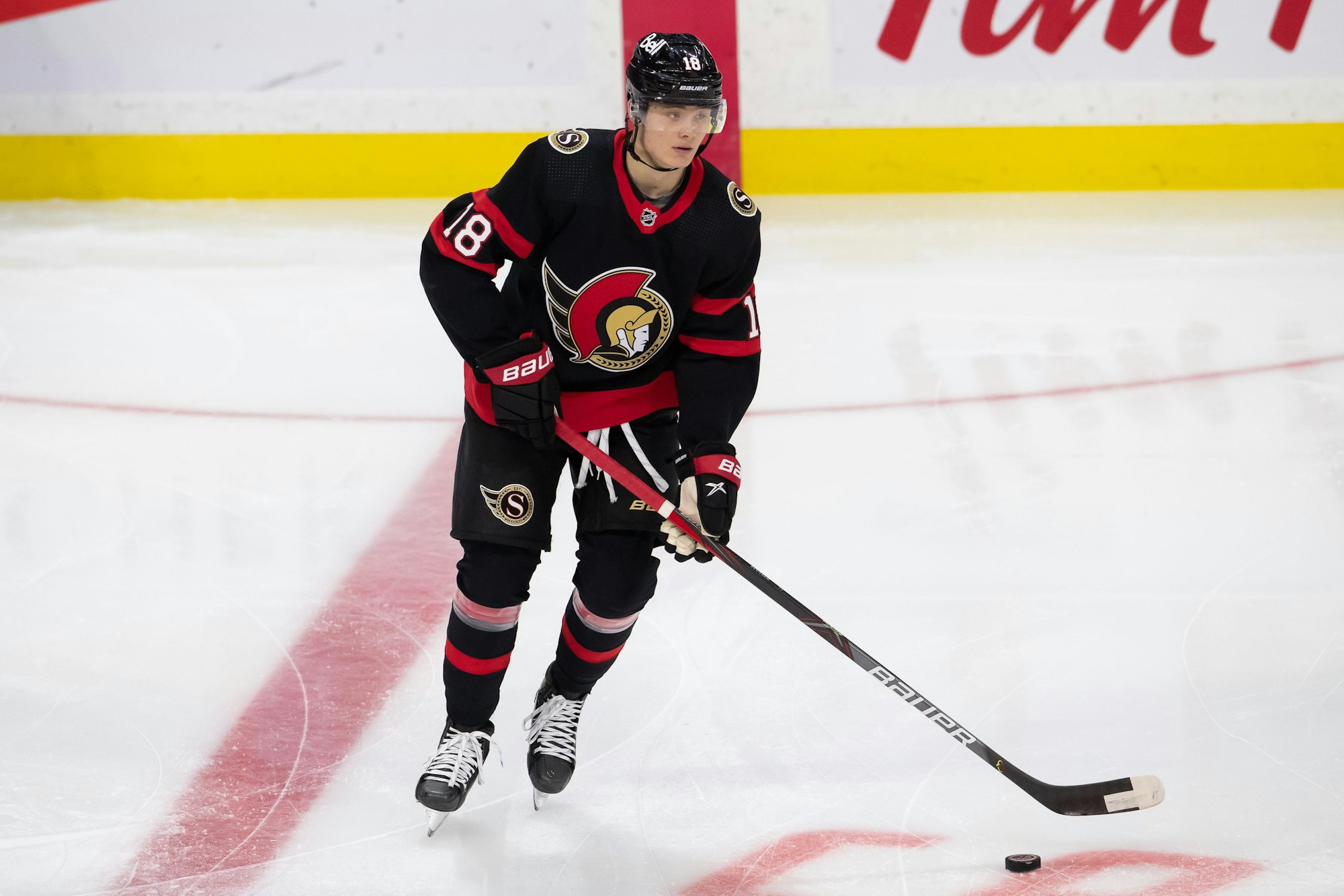 Jungstar Tim Stützle kontrolliert den Puck, hier am 9. Februar 2021 im Duell Ottawa Senators - Edmonton Oilers.