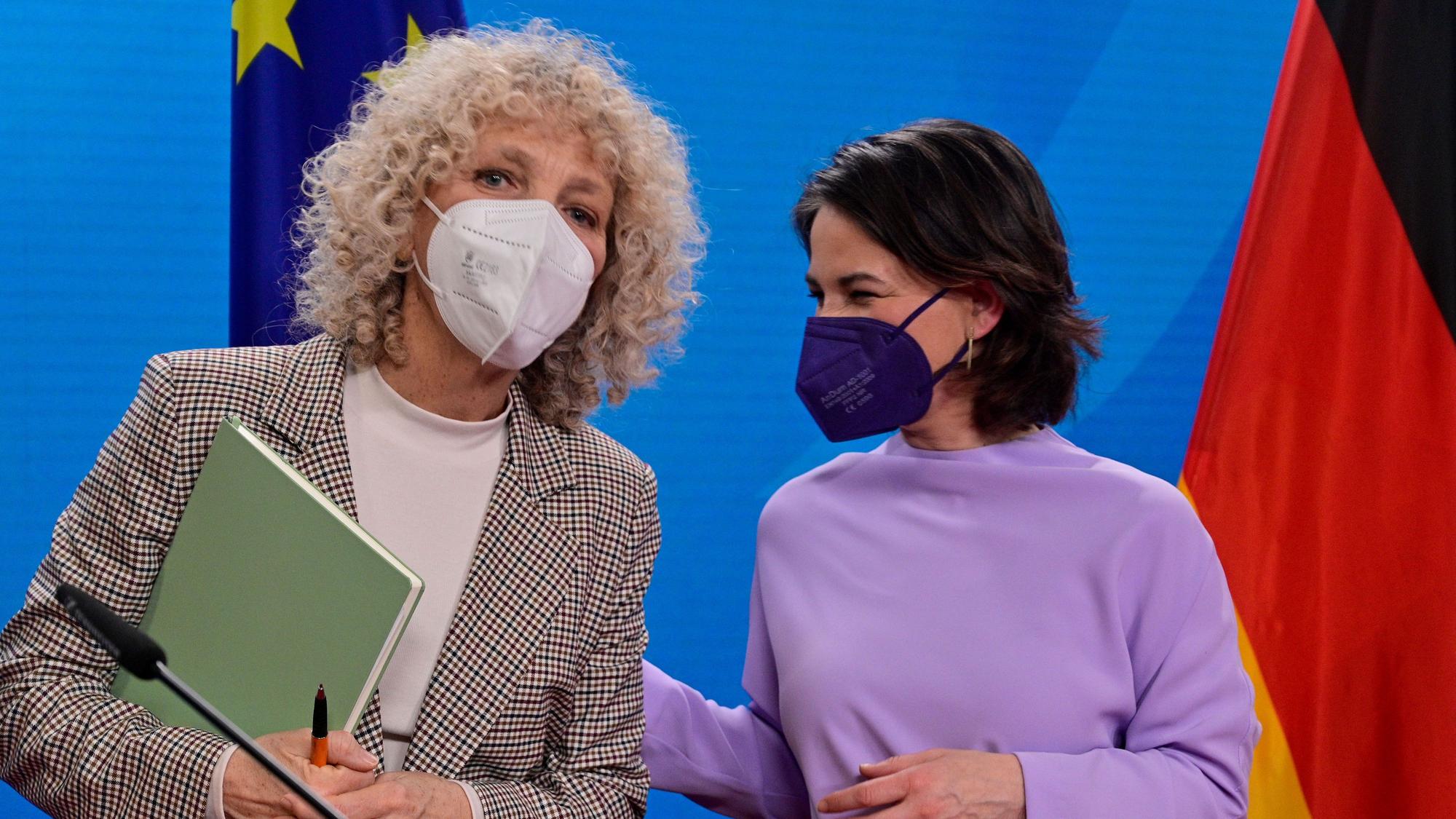 Jennifer Morgan (l), Geschäftsführerin von Greenpeace International, und Außenministerin Annalena Baerbock (Grüne), aufgenommen während einer Pressekonferenz.