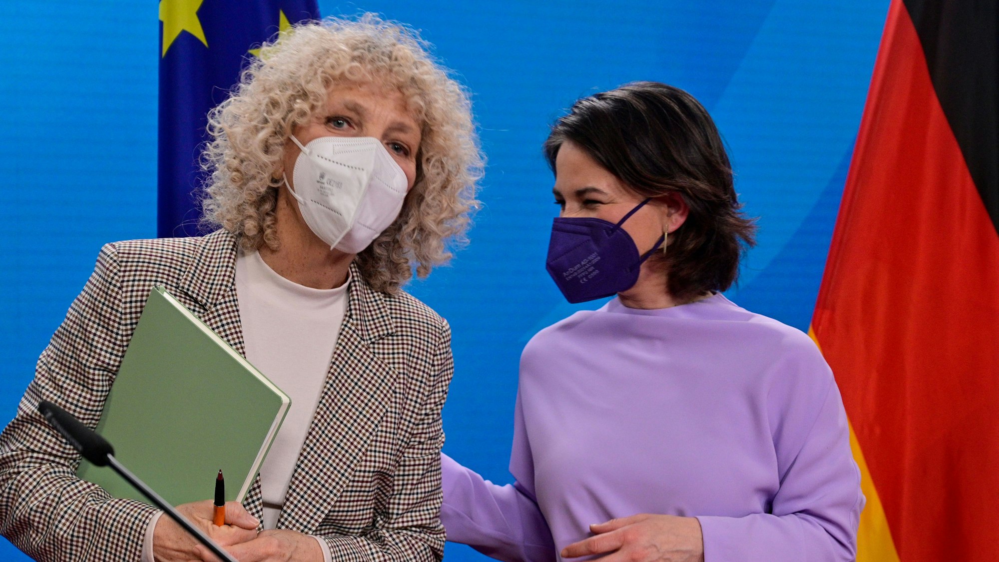 Jennifer Morgan (l), Geschäftsführerin von Greenpeace International, und Außenministerin Annalena Baerbock (Grüne), aufgenommen während einer Pressekonferenz.