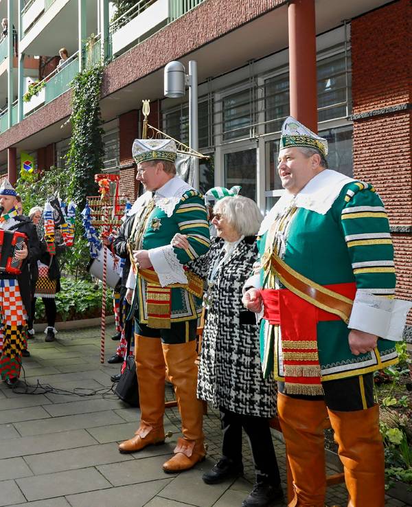 Das Reiterkorps Jan von Werth steht mit dem Spielmannszug der KG Kallendresser in der Residenz am Dom in Köln