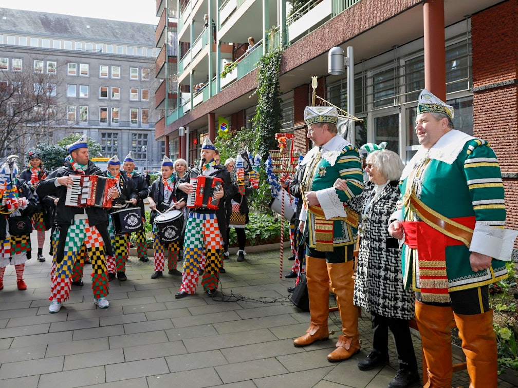 Das Reiterkorps Jan von Werth steht mit dem Spielmannszug der KG Kallendresser in der Residenz am Dom in Köln
