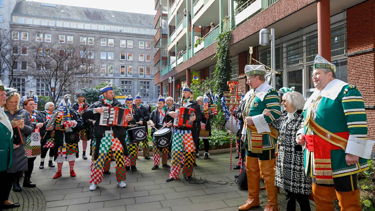 Das Reiterkorps Jan von Werth steht mit dem Spielmannszug der KG Kallendresser in der Residenz am Dom in Köln