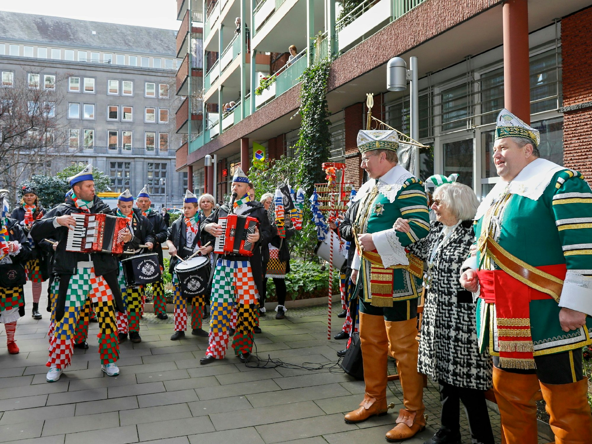 Das Reiterkorps Jan von Werth steht mit dem Spielmannszug der KG Kallendresser in der Residenz am Dom in Köln