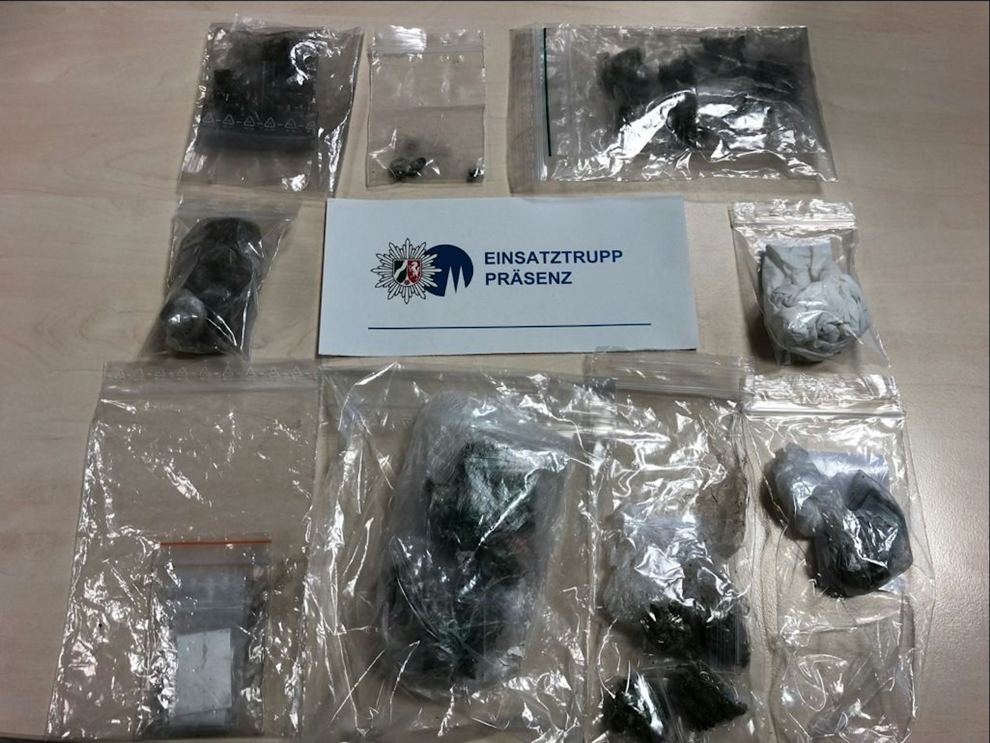 Mehrere Tütchen mit Cannabis liegen auf einem Tisch.