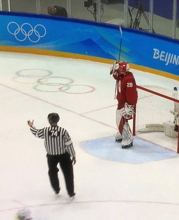 Der russische Eishockey-Torwart Ivan Fedotov ist zwei Meter groß.