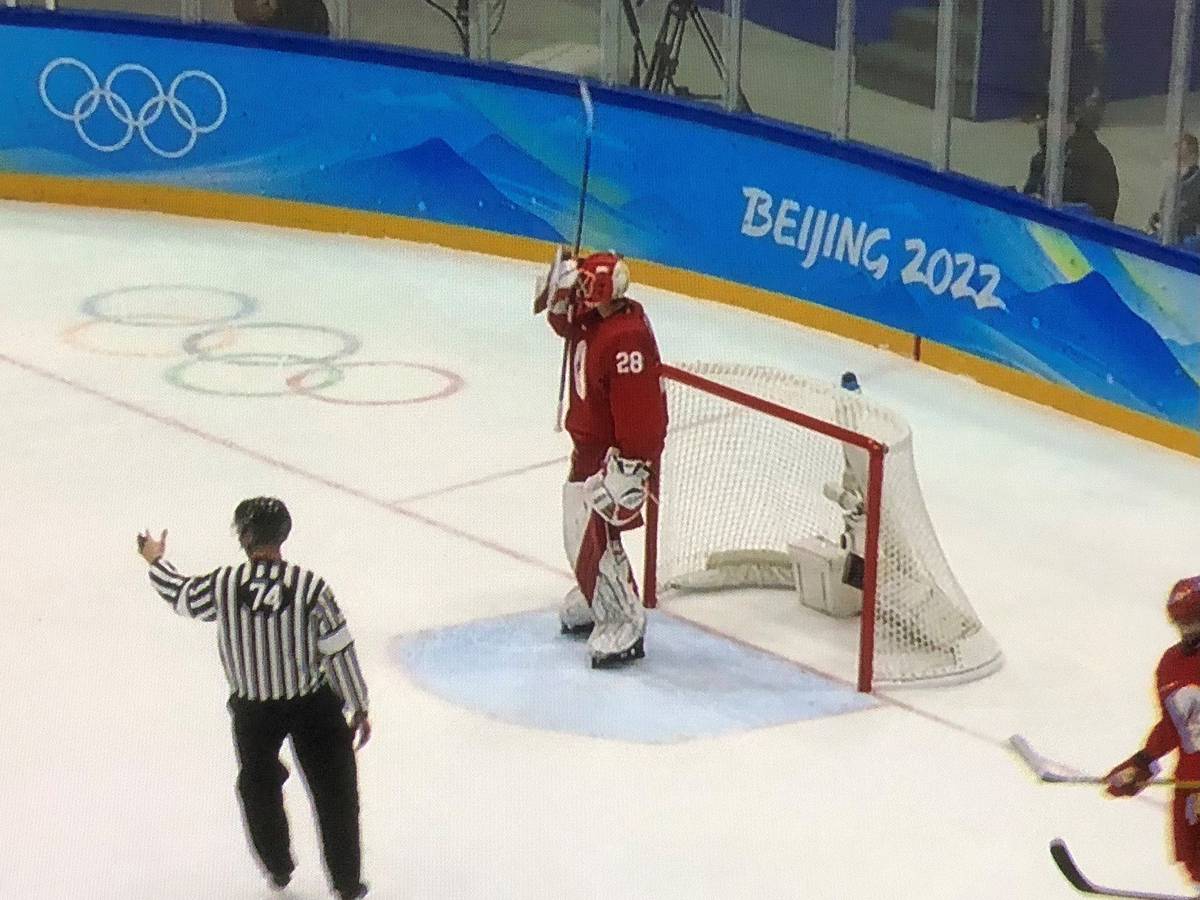 Der russische Eishockey-Torwart Ivan Fedotov ist zwei Meter groß.