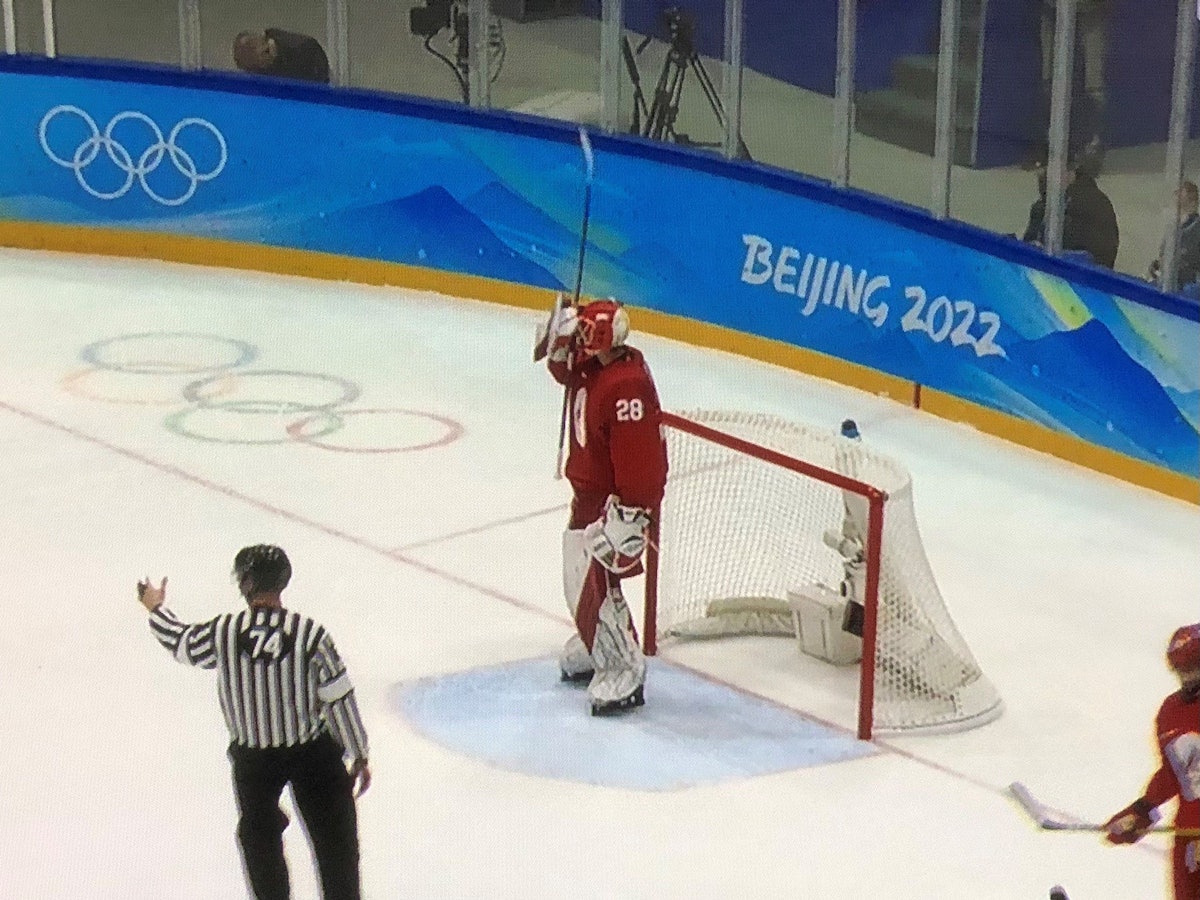 Der russische Eishockey-Torwart Ivan Fedotov ist zwei Meter groß.