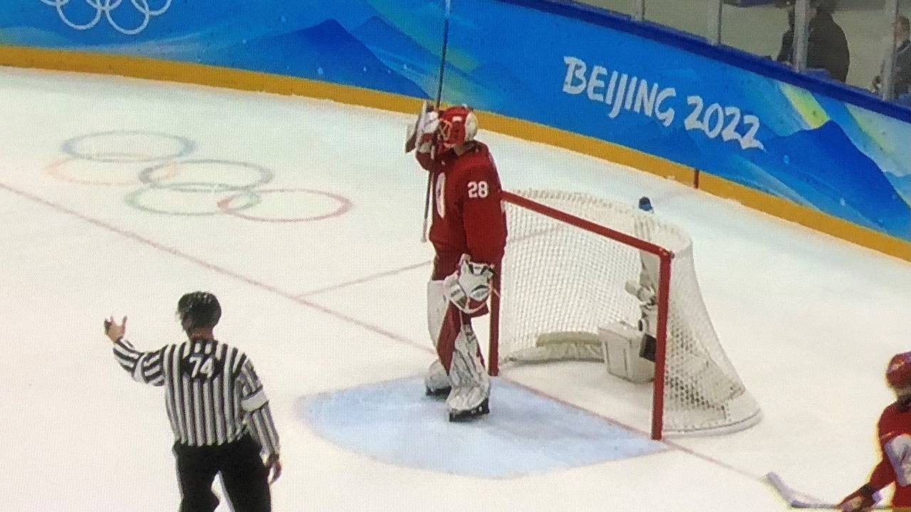Der russische Eishockey-Torwart Ivan Fedotov ist zwei Meter groß.