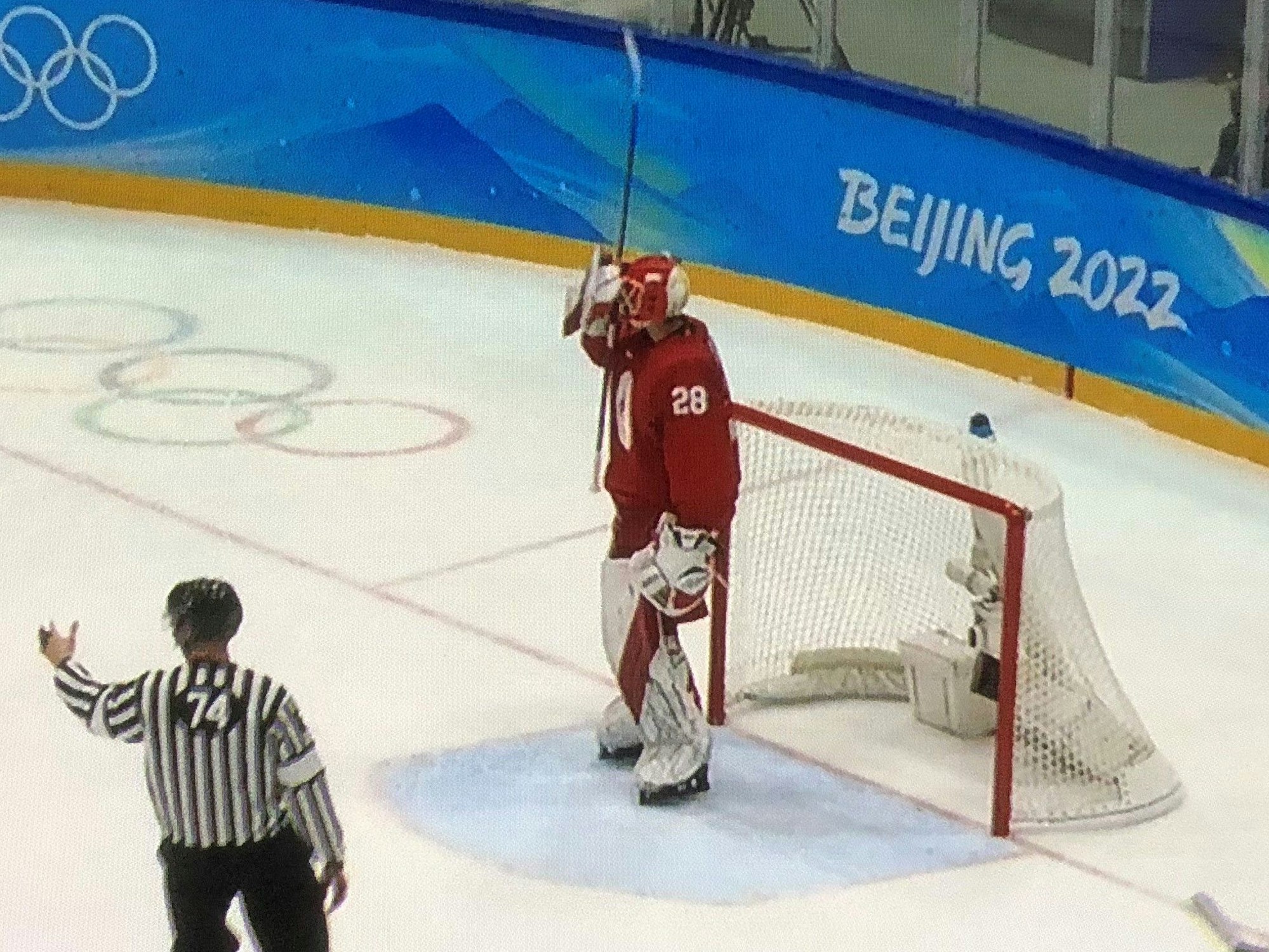 Der russische Eishockey-Torwart Ivan Fedotov ist zwei Meter groß.