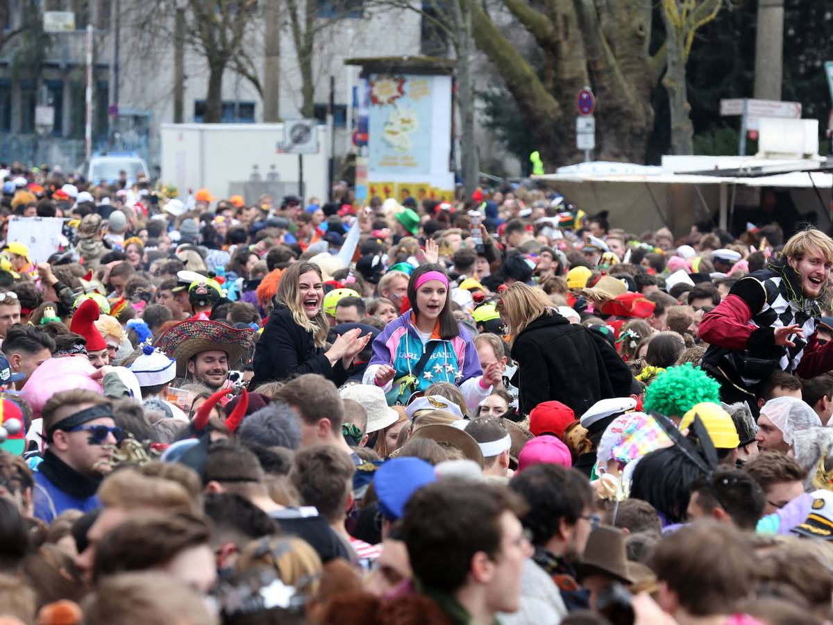 Menschenmenge an Weiberfastnacht auf der Zülpicher Straße.