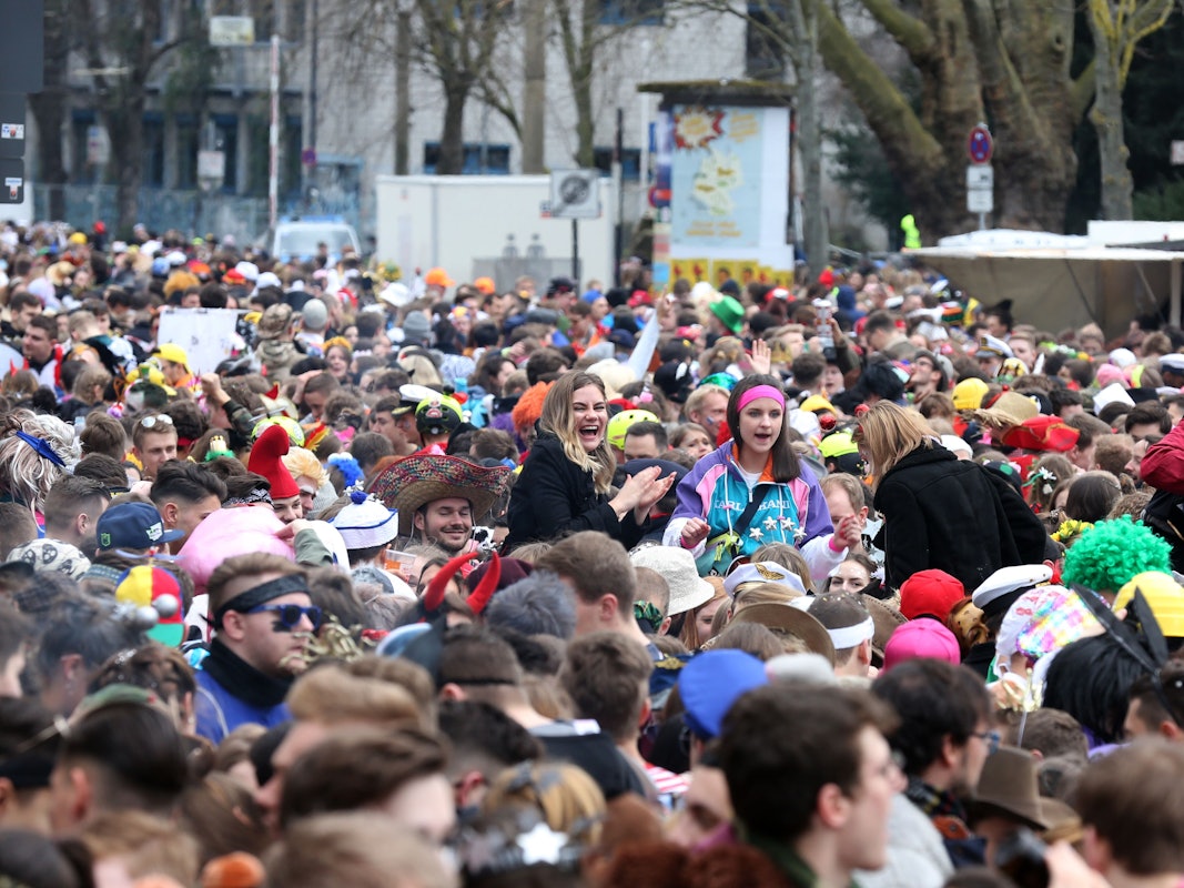 Menschenmenge an Weiberfastnacht auf der Zülpicher Straße.