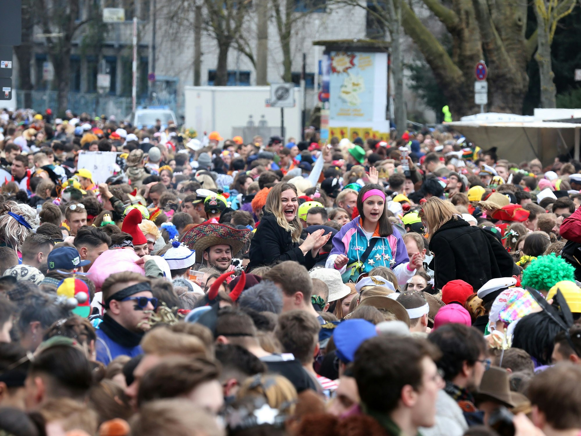 Menschenmenge an Weiberfastnacht auf der Zülpicher Straße.