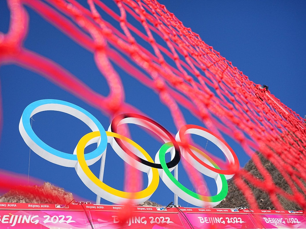 Das Bild zeigt den Zielbereich der Ski-Alpin-Strecke im nationalen Ski-Alpin-Zentrum in Peking. Sportlerinnen und Sportler beklagen sich über schlimme Zustände durch die Corona-Auflagen.