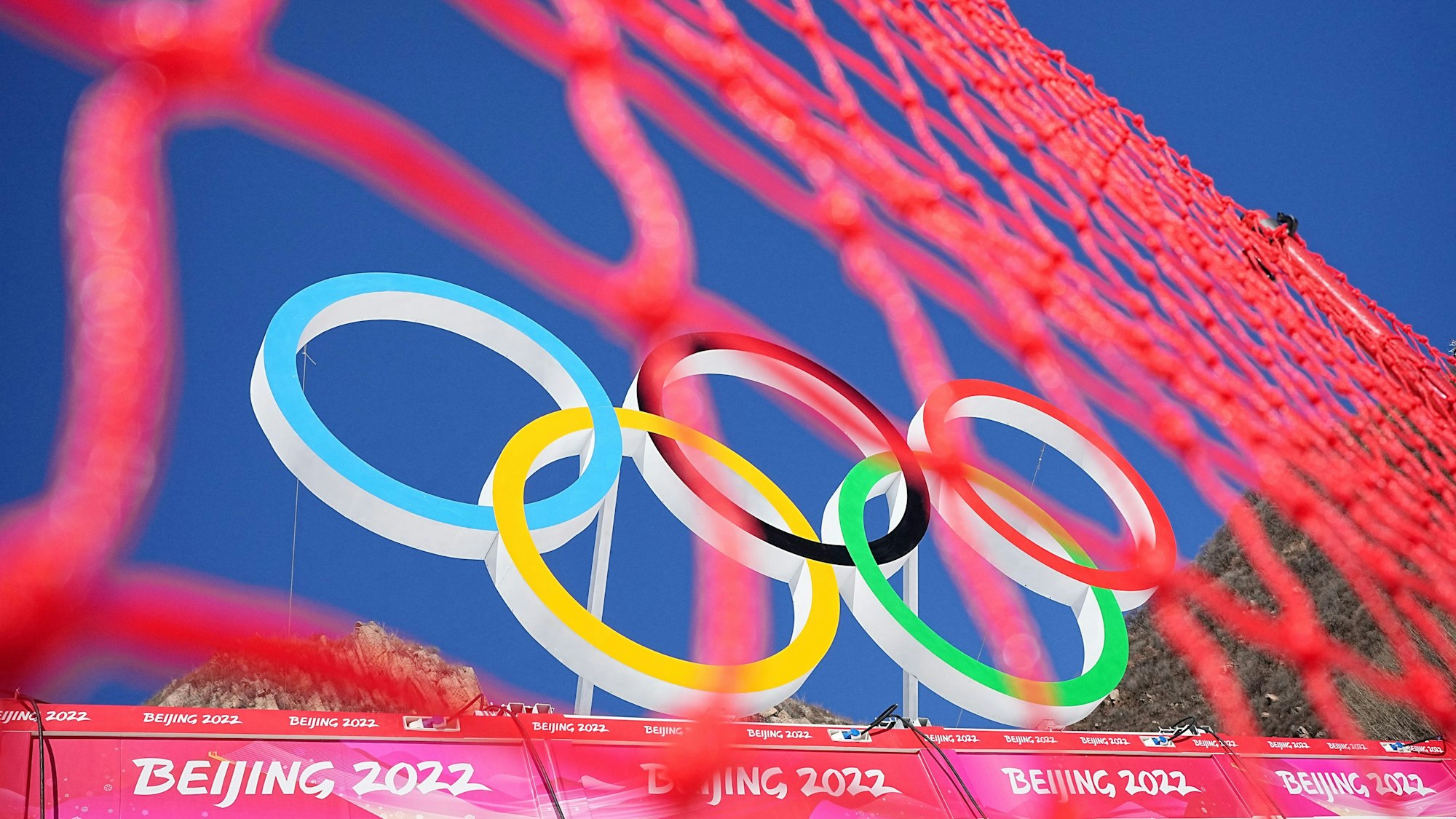 Das Bild zeigt den Zielbereich der Ski-Alpin-Strecke im nationalen Ski-Alpin-Zentrum in Peking. Sportlerinnen und Sportler beklagen sich über schlimme Zustände durch die Corona-Auflagen.